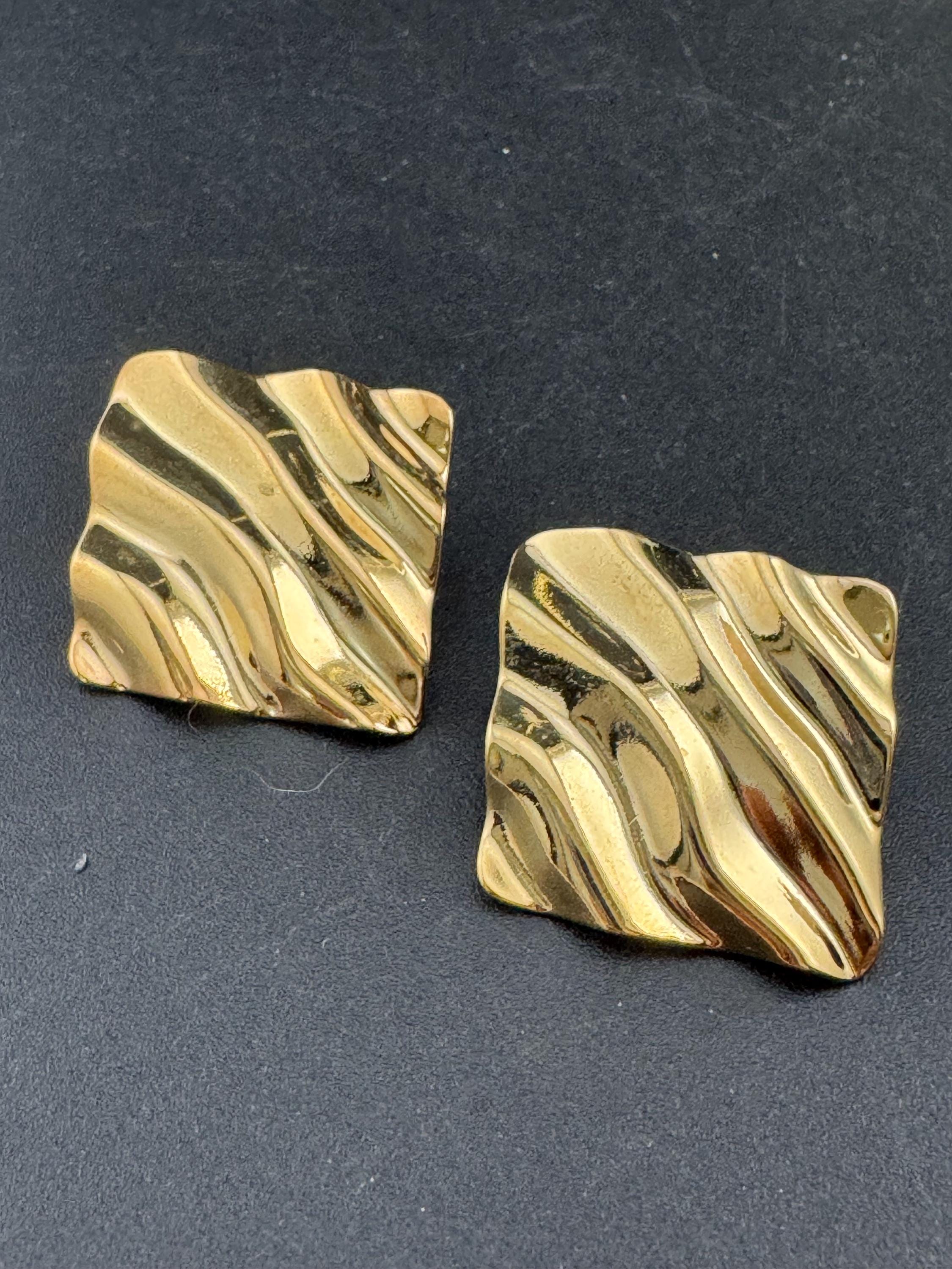 3cm Vintage 1980s punched Crimpled metal gold tone square stud earrings for pierced ears