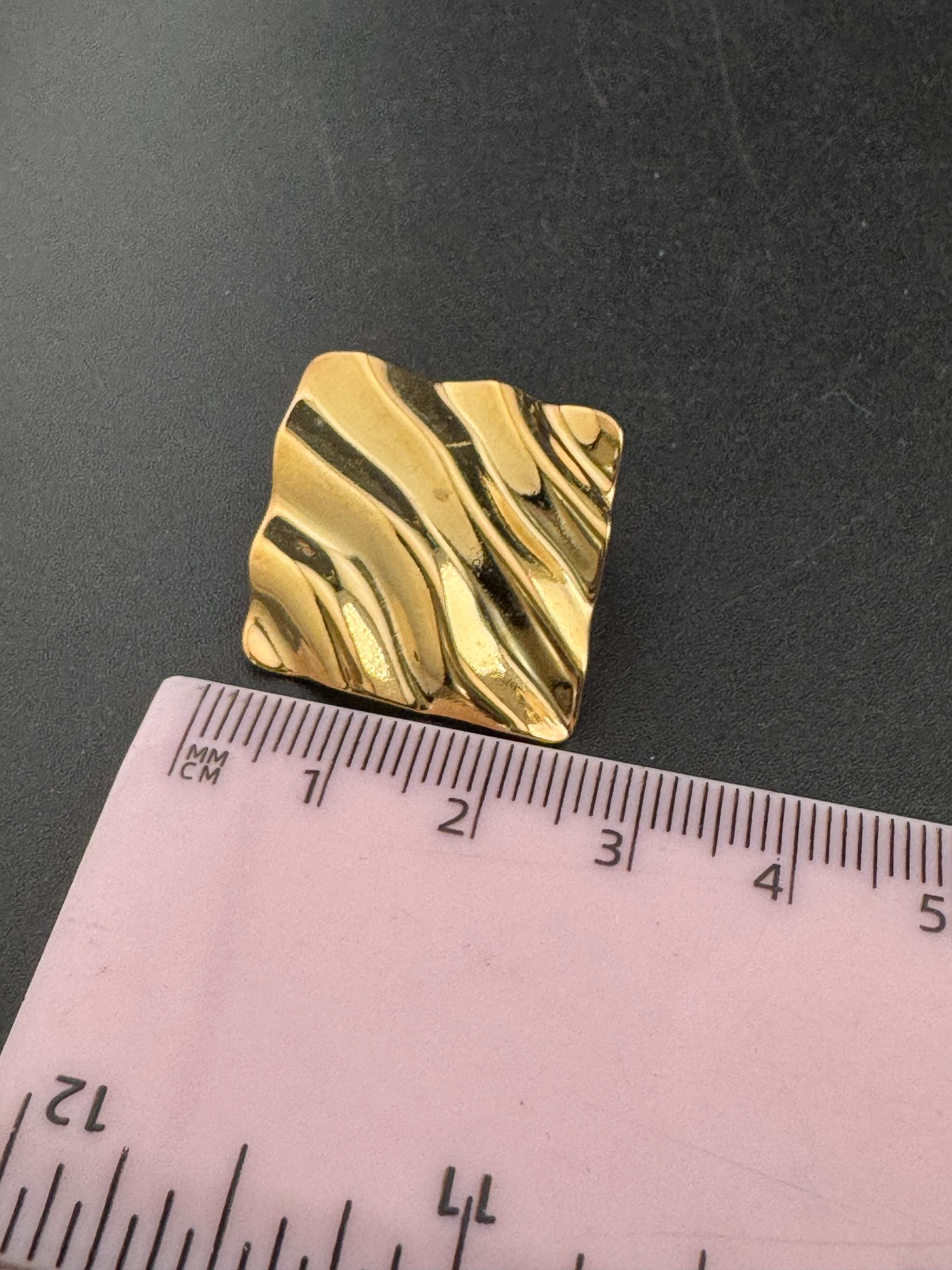 3cm Vintage 1980s punched Crimpled metal gold tone square stud earrings for pierced ears