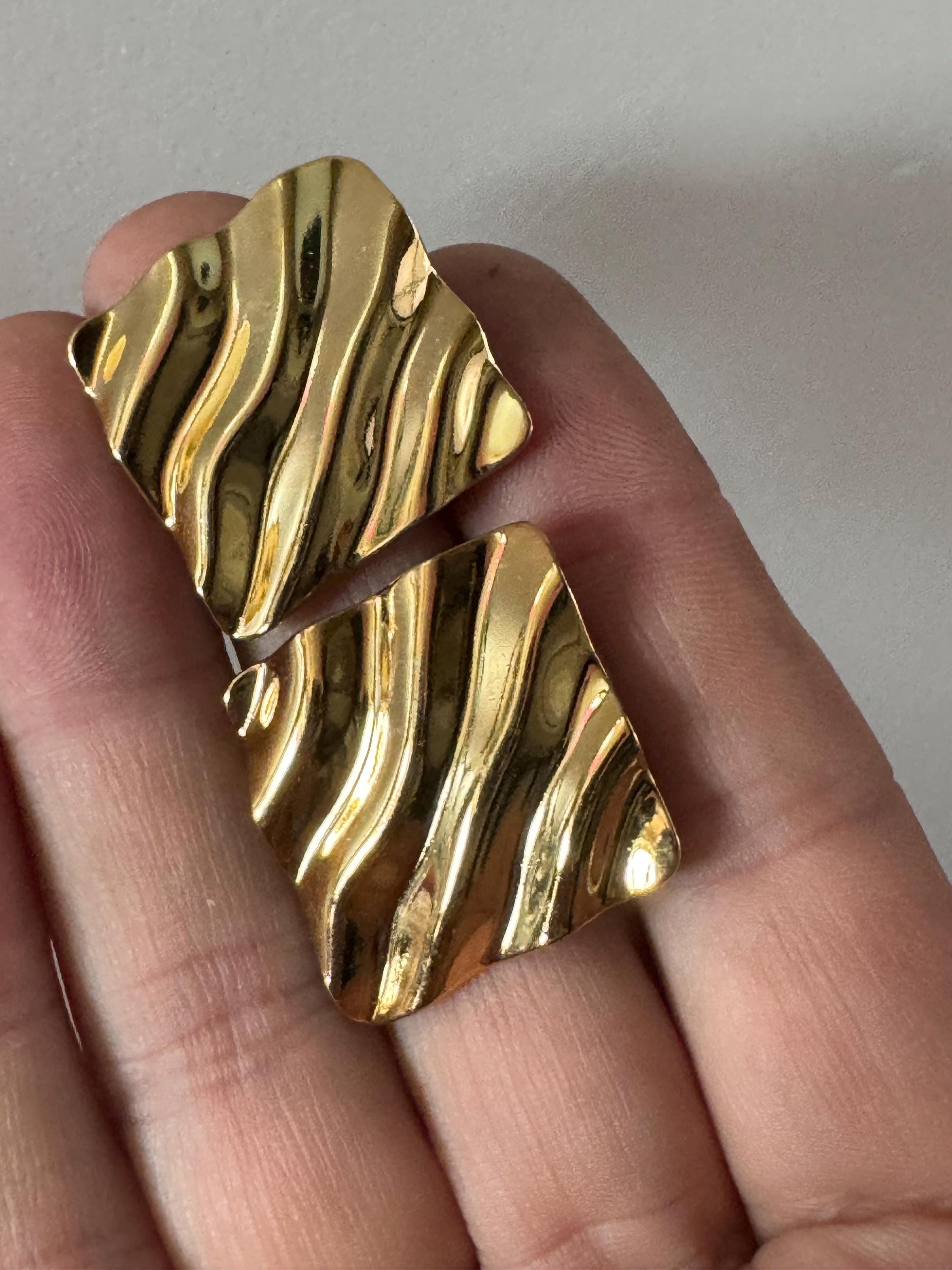 3cm Vintage 1980s punched Crimpled metal gold tone square stud earrings for pierced ears