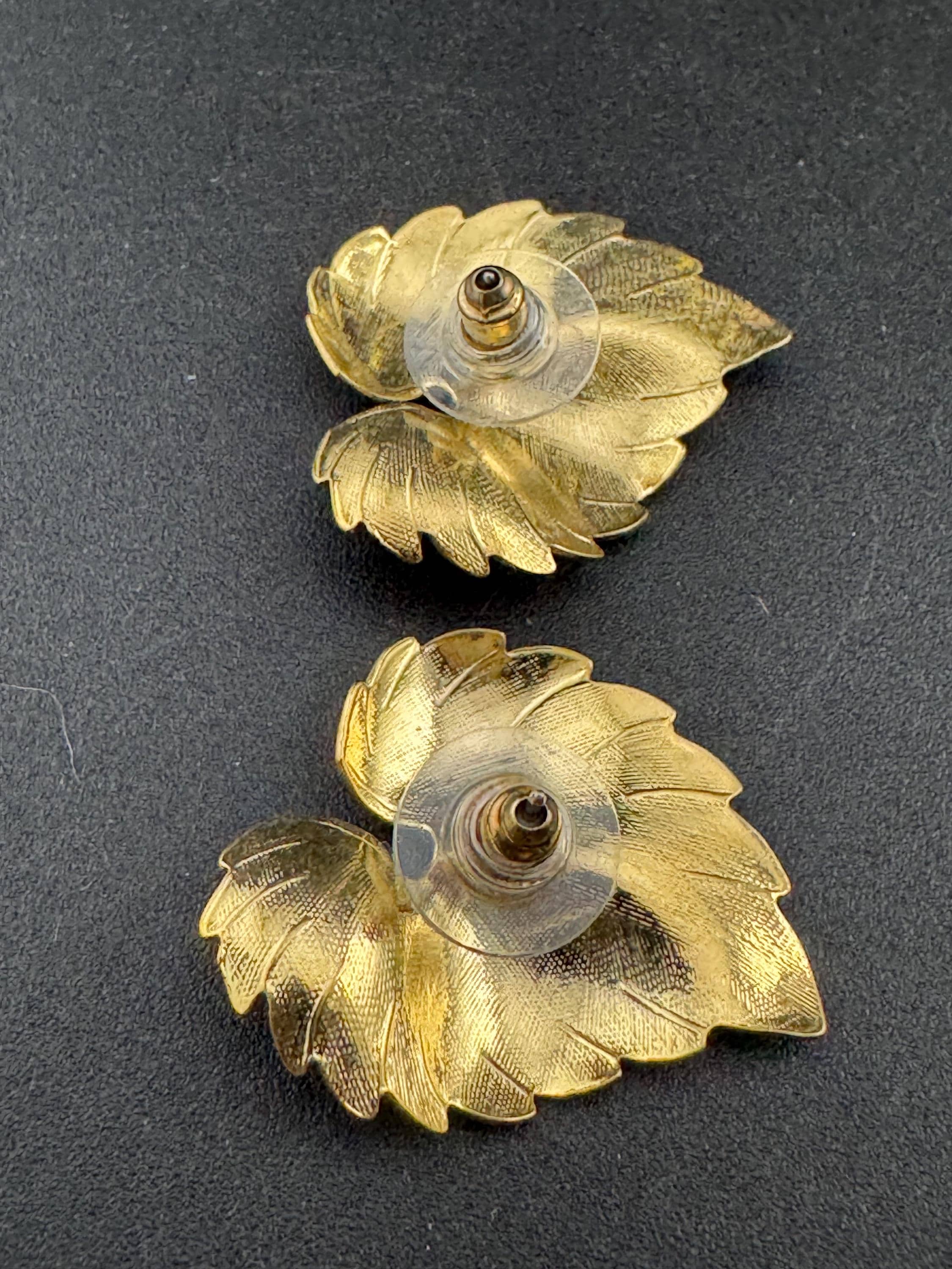 Vintage 80s shiny gold tone detailed leaf button stud earrings for pierced ears unworn