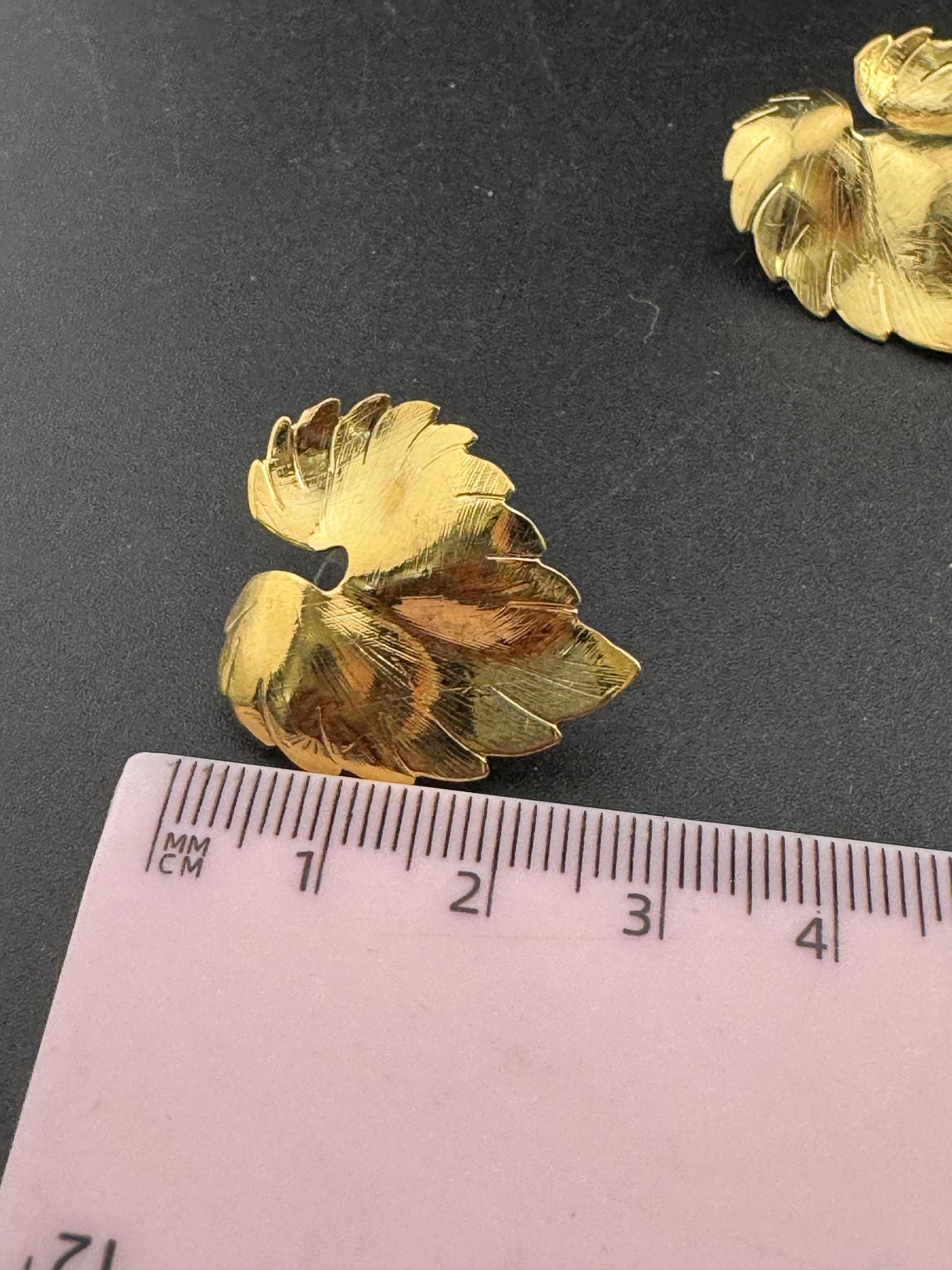 Vintage 80s shiny gold tone detailed leaf button stud earrings for pierced ears unworn