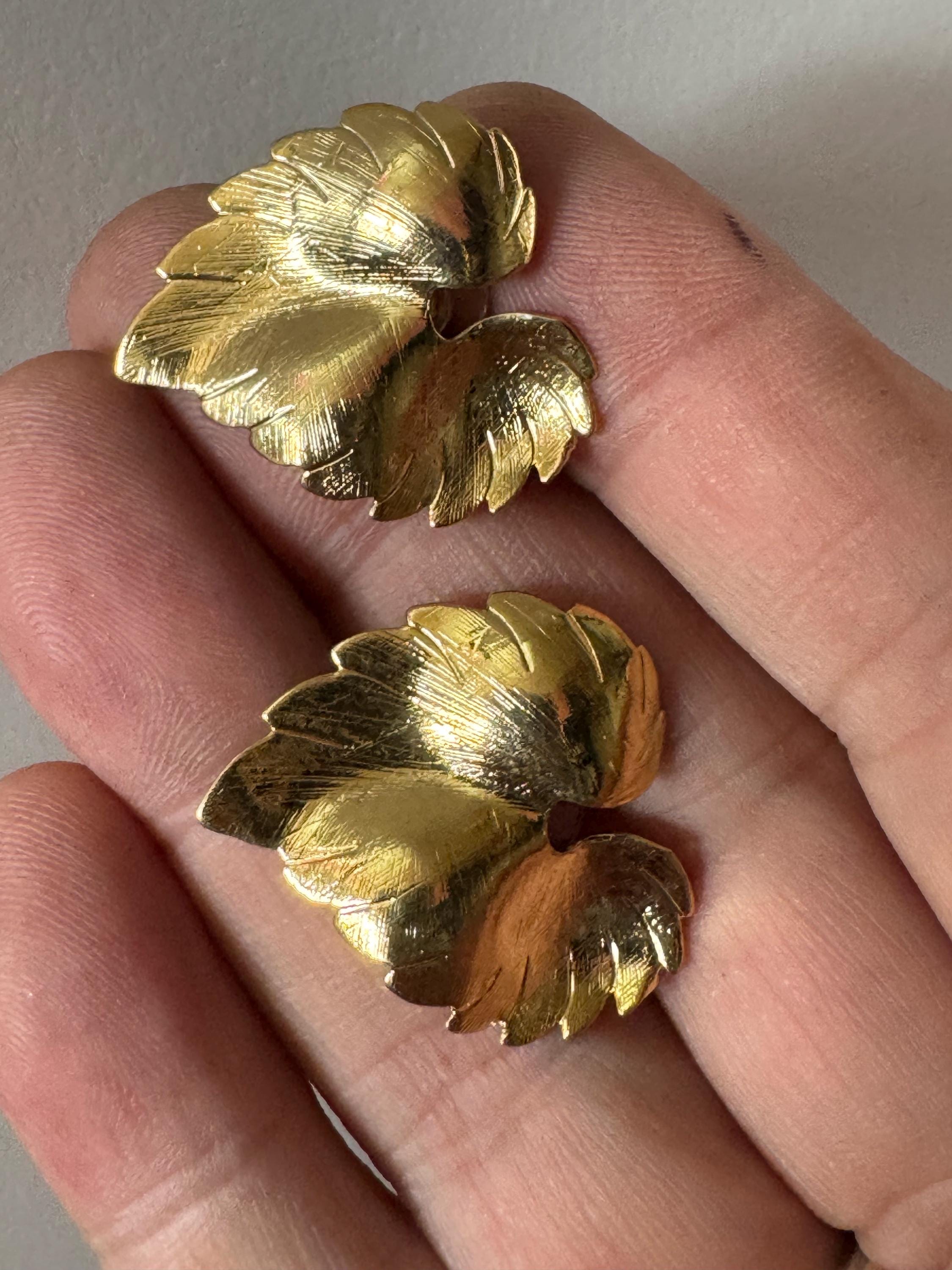 Vintage 80s shiny gold tone detailed leaf button stud earrings for pierced ears unworn