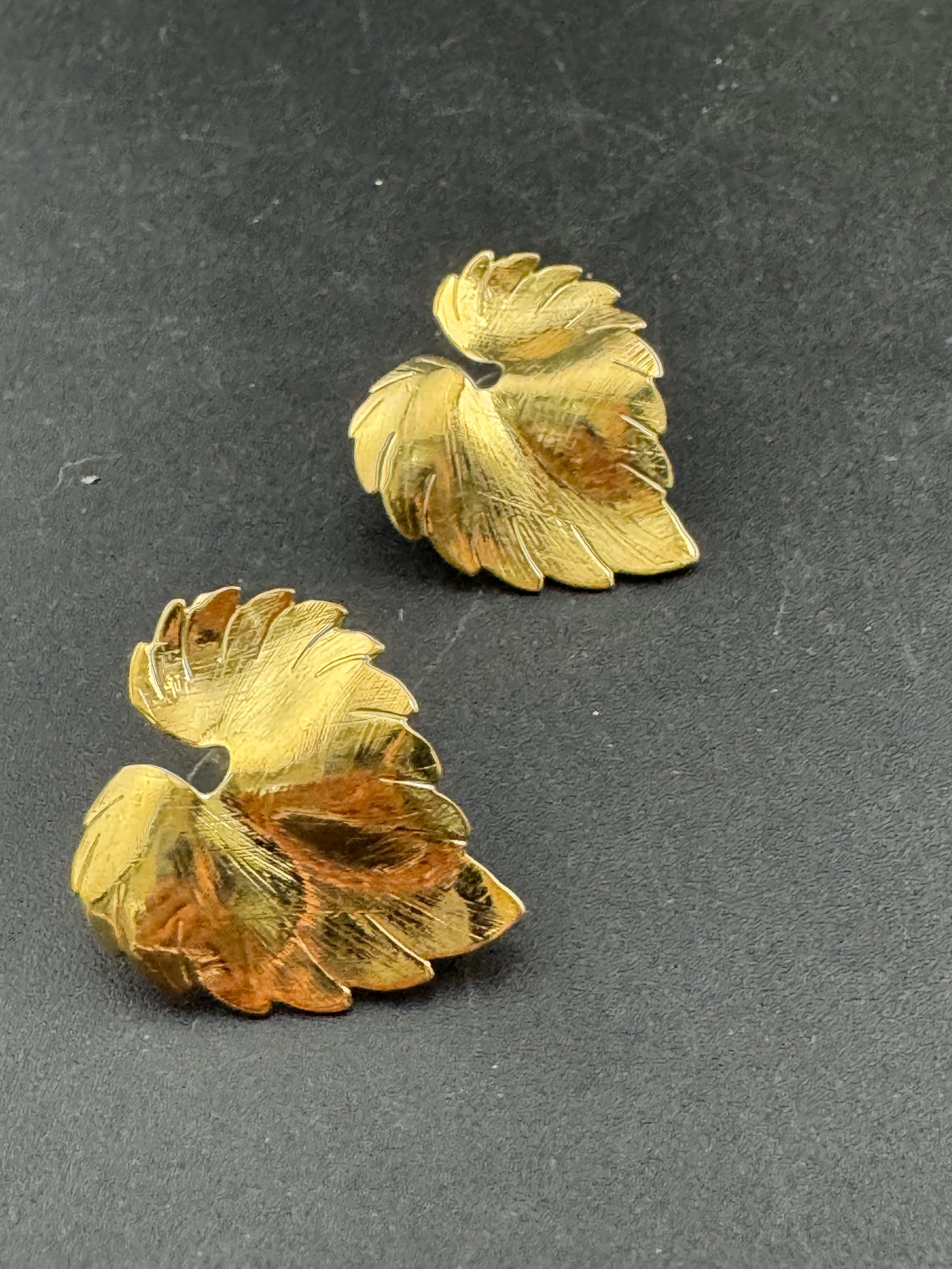 Vintage 80s shiny gold tone detailed leaf button stud earrings for pierced ears unworn