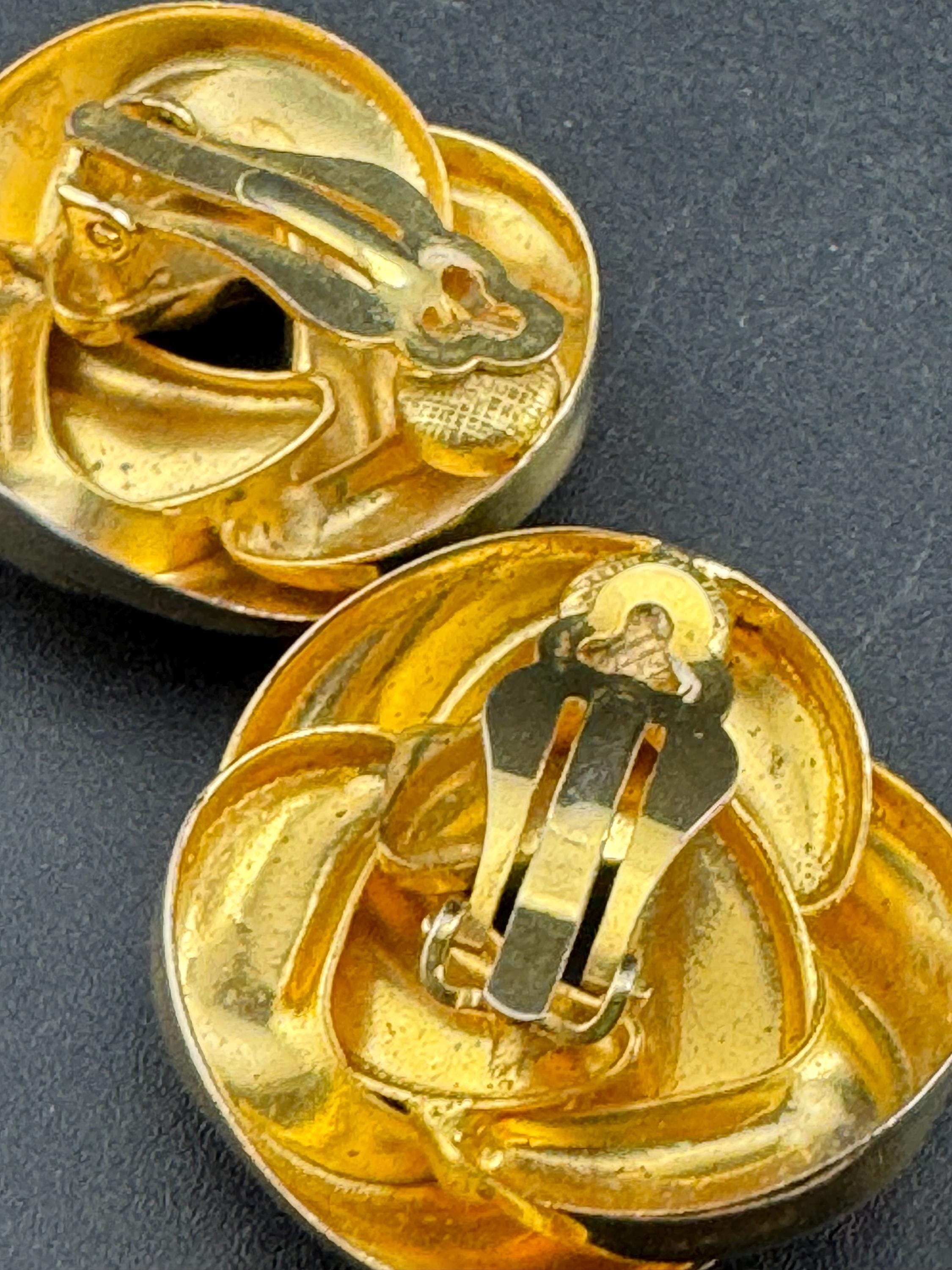 3cm abstract swirl knot clip on earrings Vintage gold tone