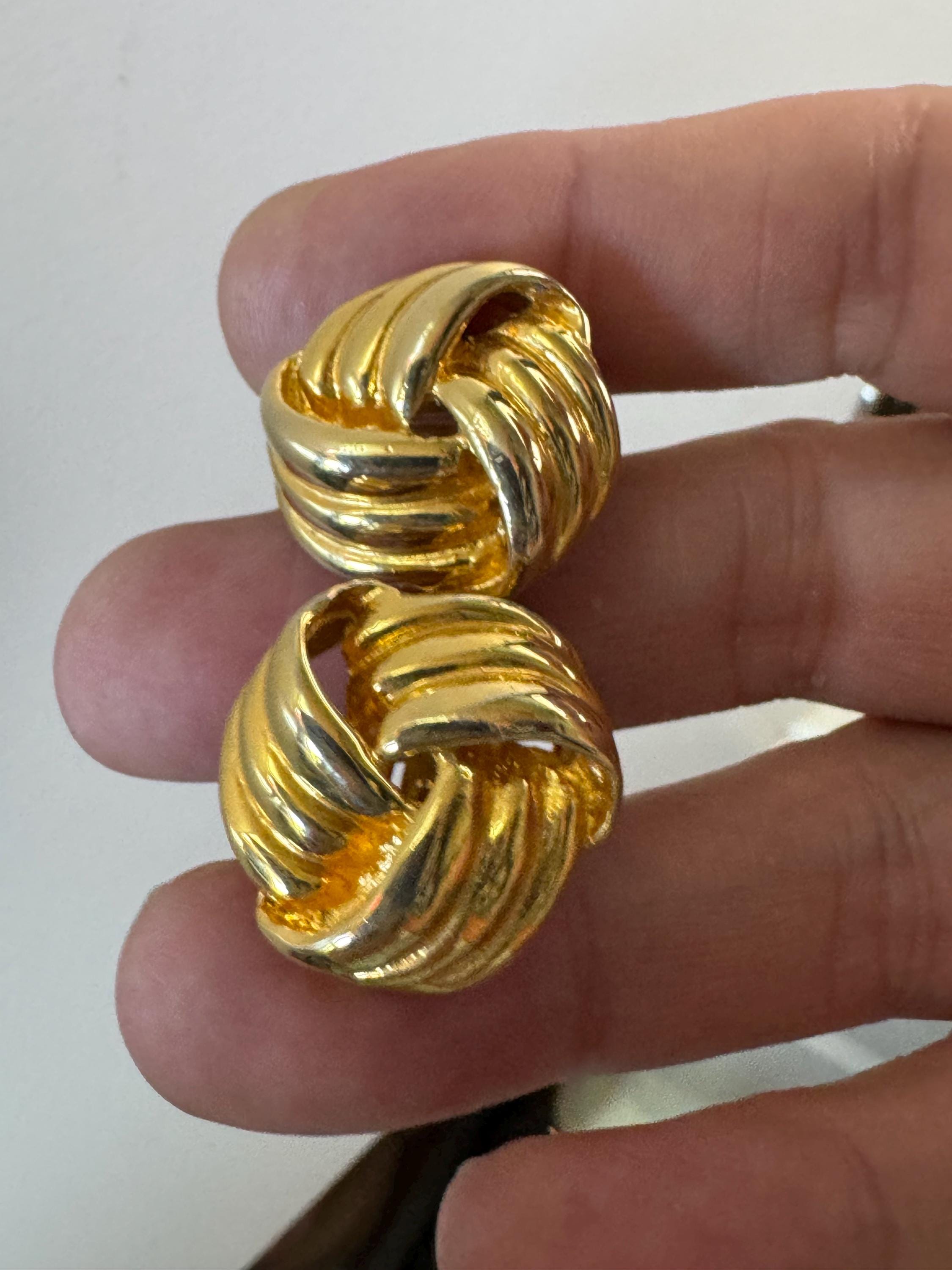 2cm abstract swirl knot clip on earrings Vintage gold tone