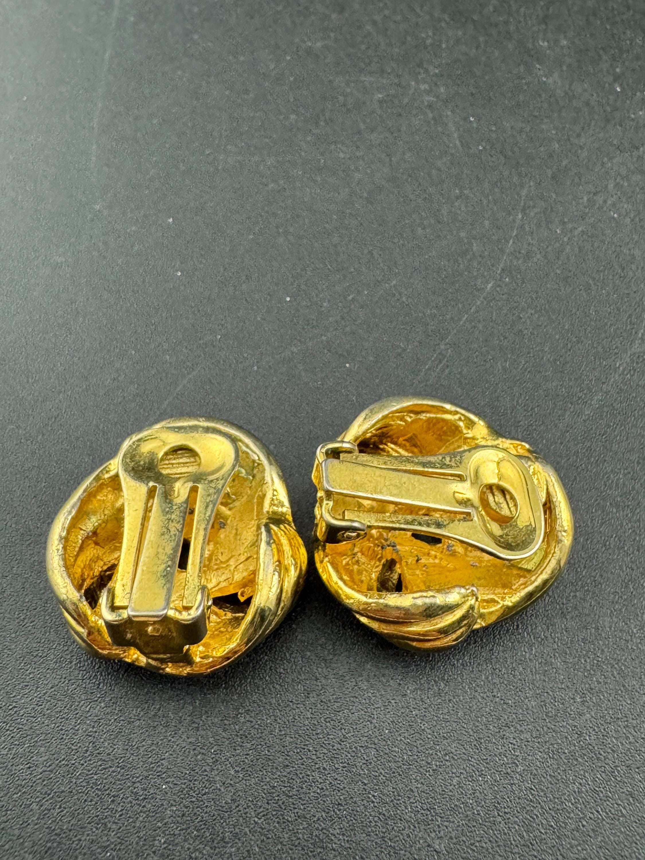 2cm abstract swirl knot clip on earrings Vintage gold tone