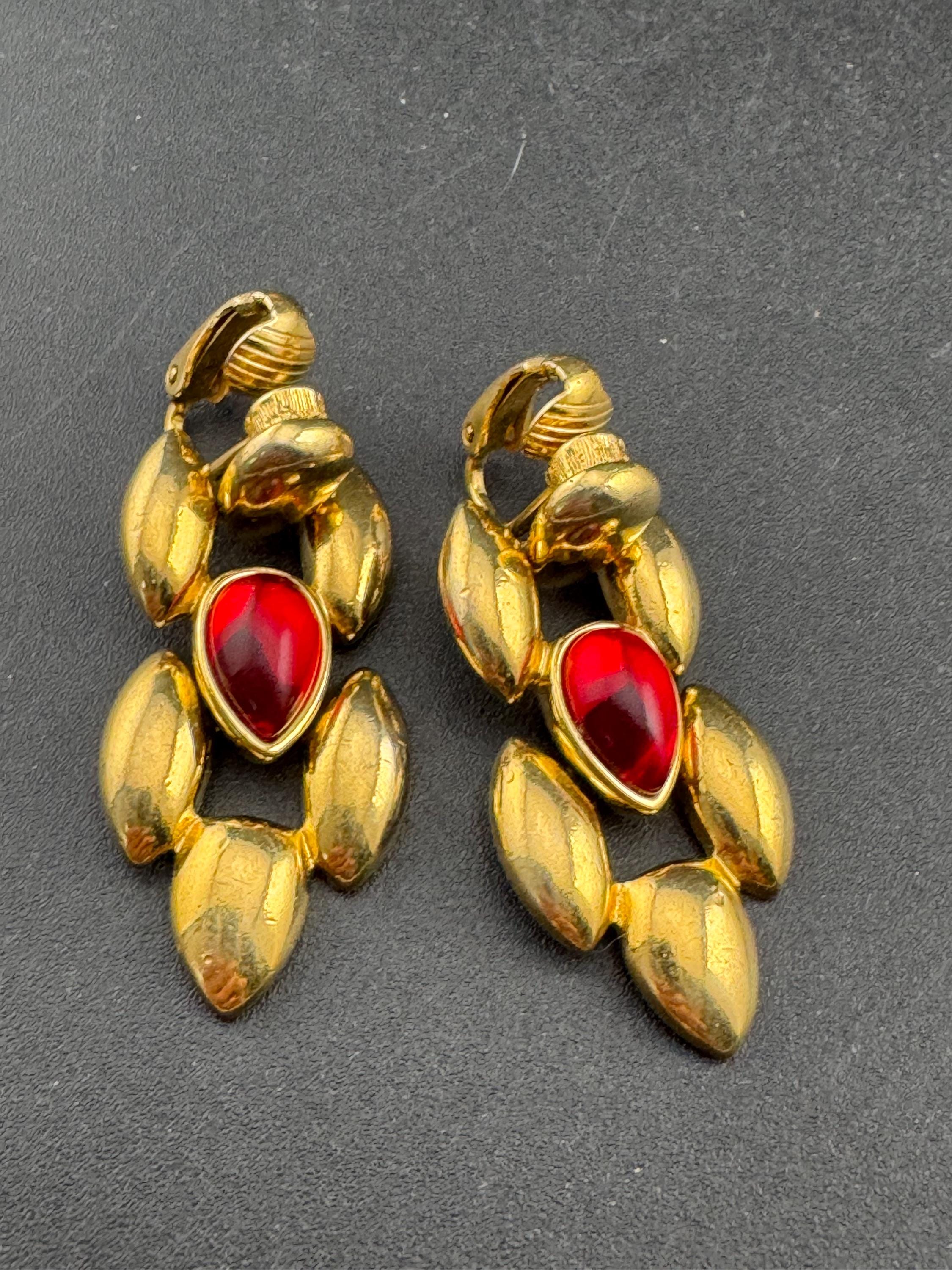 Vintage Gold Tone 1980s panther brick Chain Link drop earrings with Ruby Red teardrop cabochon clip on earrings