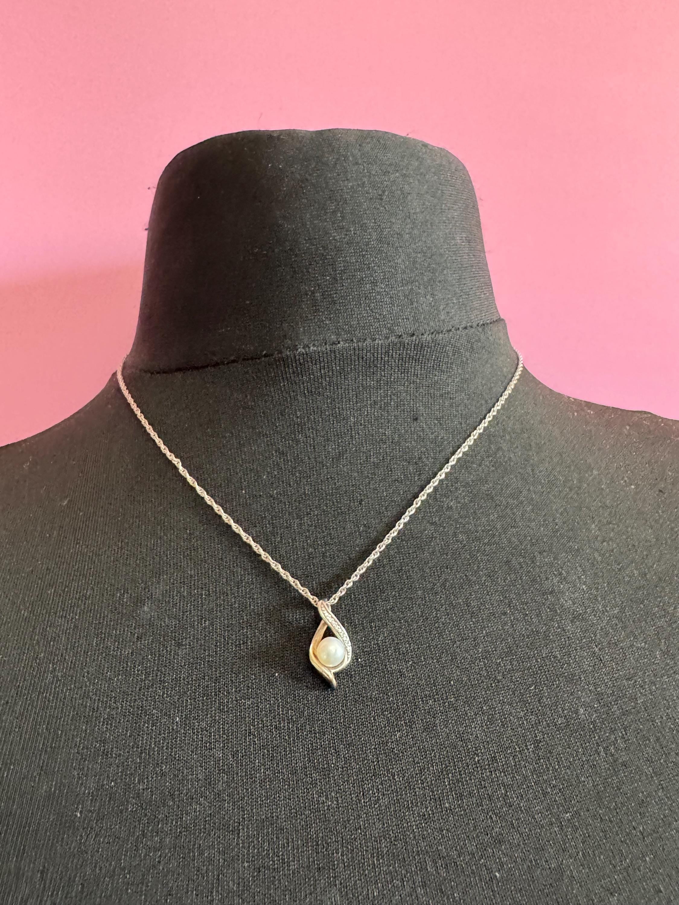 925 sterling silver dainty natural cultured pearl pendant on a 48cm chain