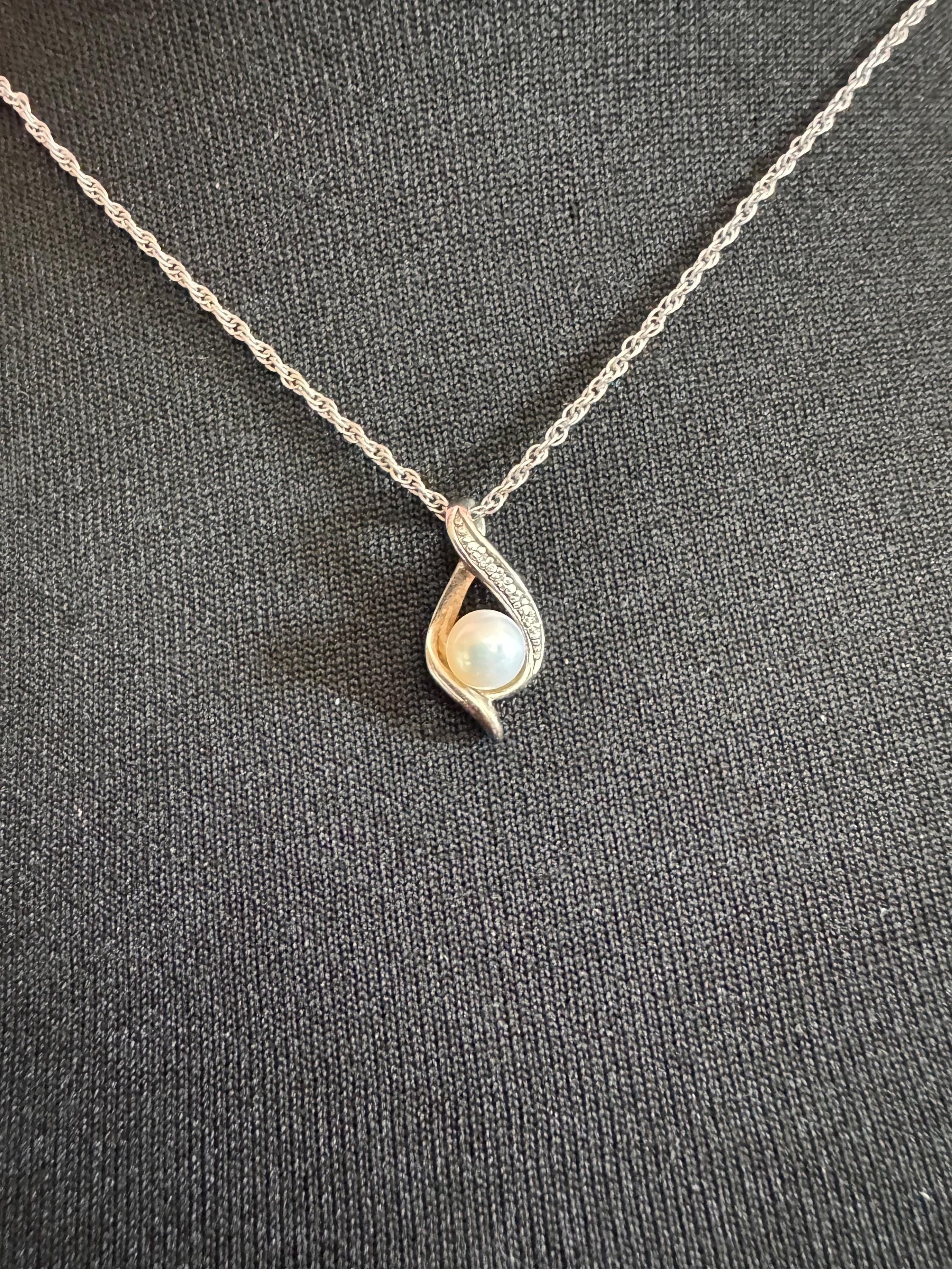 925 sterling silver dainty natural cultured pearl pendant on a 48cm chain