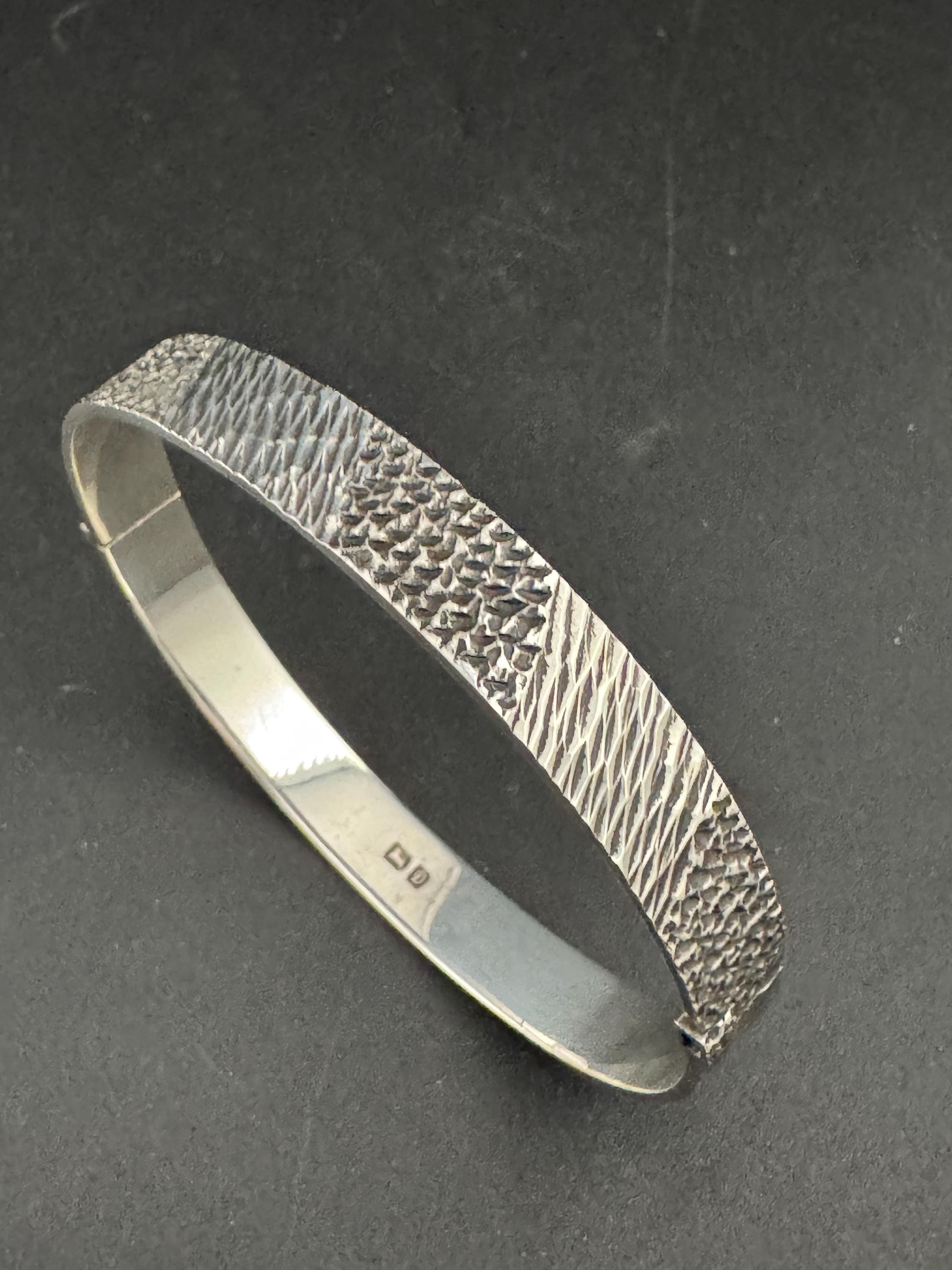 Retro 1970s 925 sterling silver textured modernist BARK hinged bangle bracelet vintage 16.8gm 1978