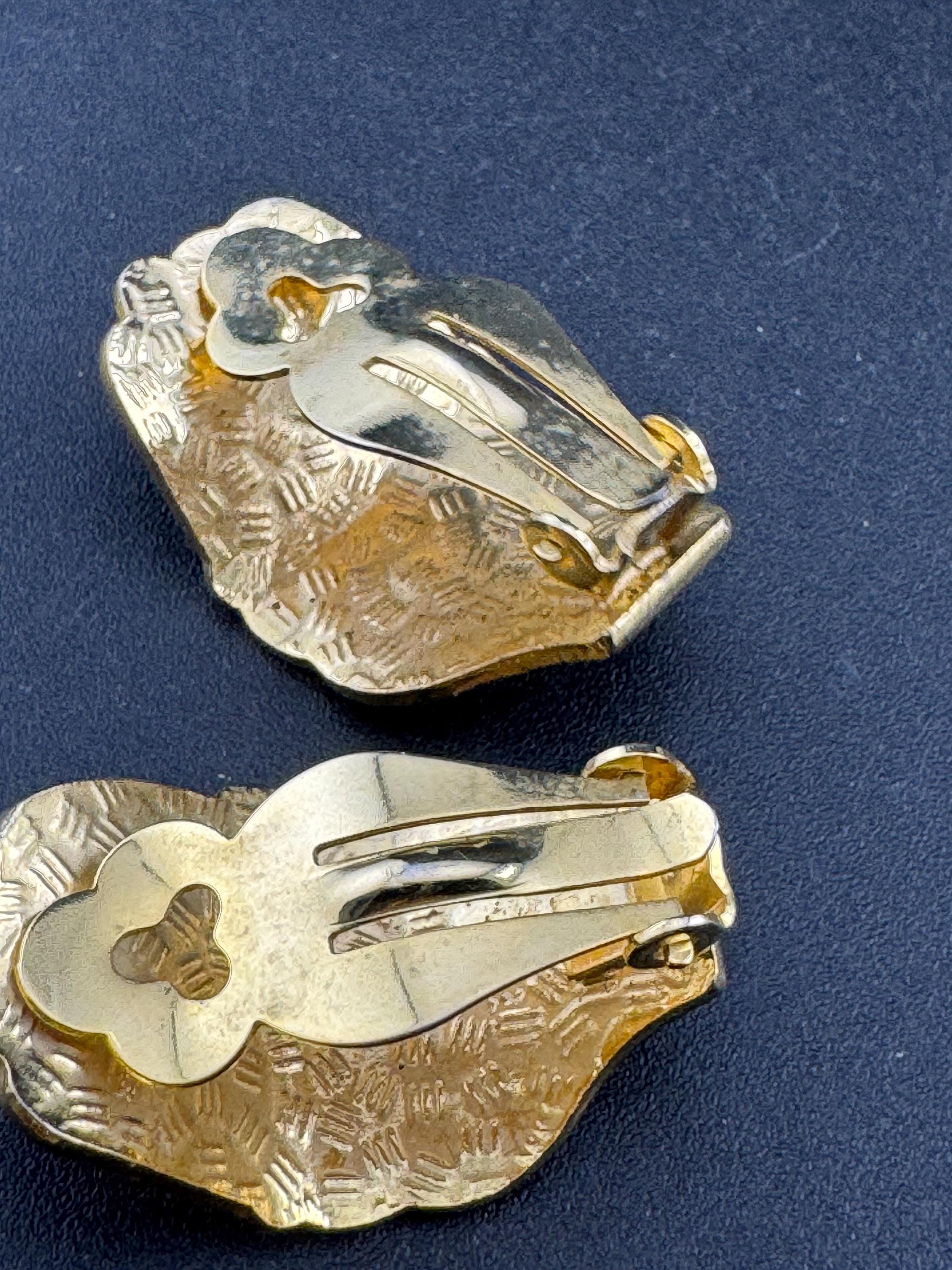 Vintage Retro pair black blue and white cloisonné enamel geometric half hoop curved clip on earrings gold tone