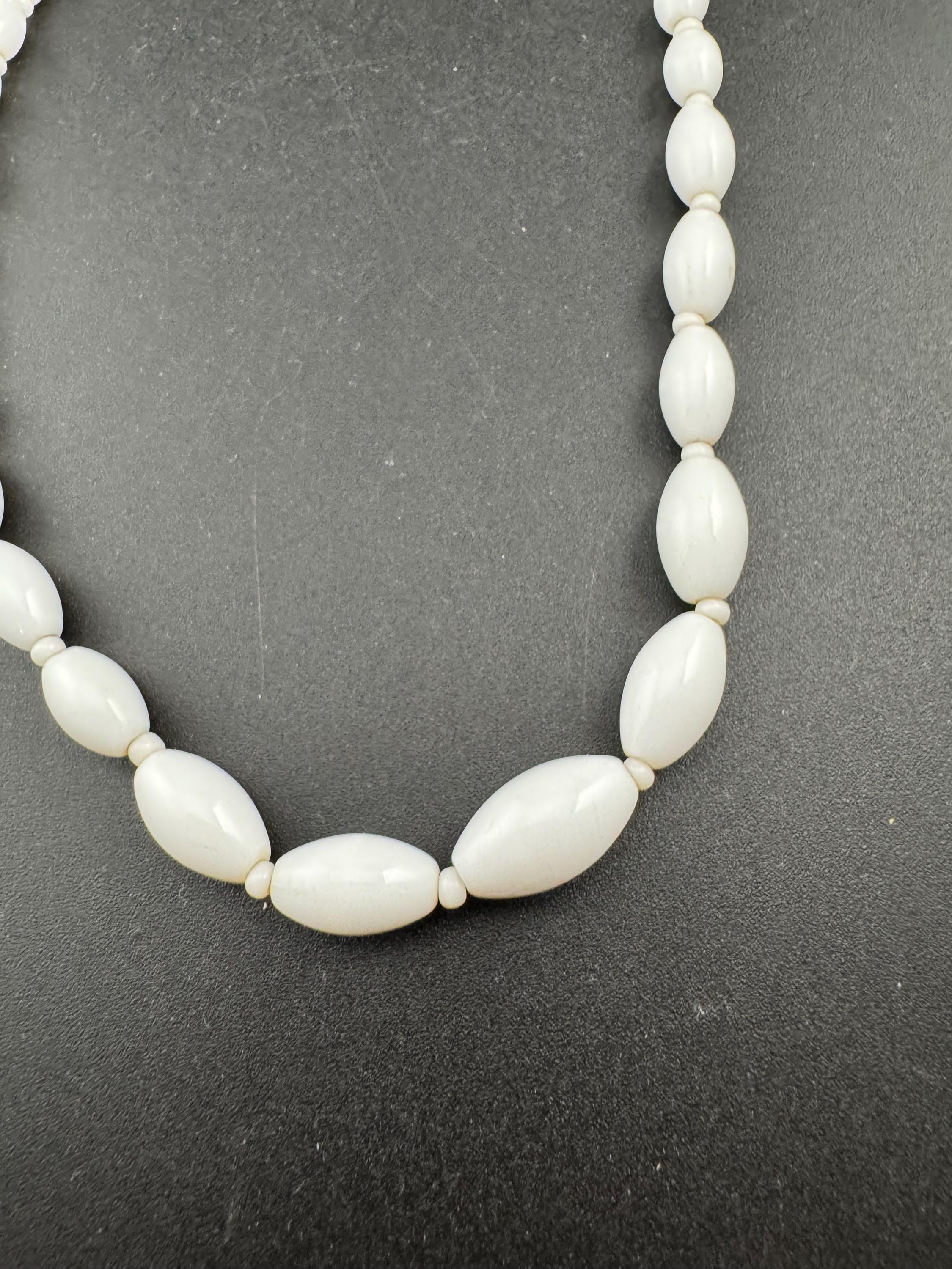 46cm vintage White milk glass beaded necklace