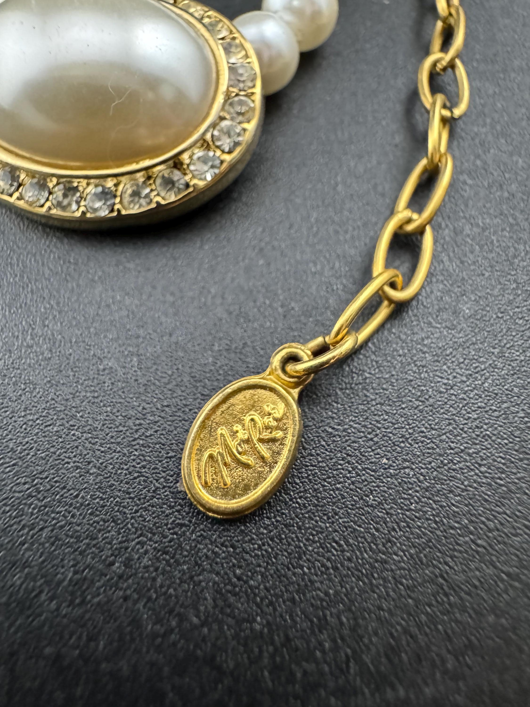 Signed Moi Ree lightweight faux pearl beaded cabochon choker necklace with clear diamanté 41-46cm