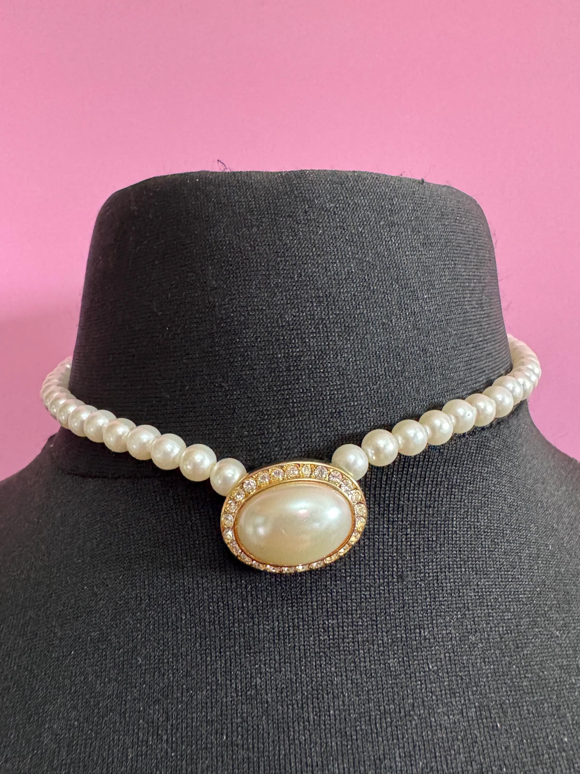 Signed Moi Ree lightweight faux pearl beaded cabochon choker necklace with clear diamanté 41-46cm