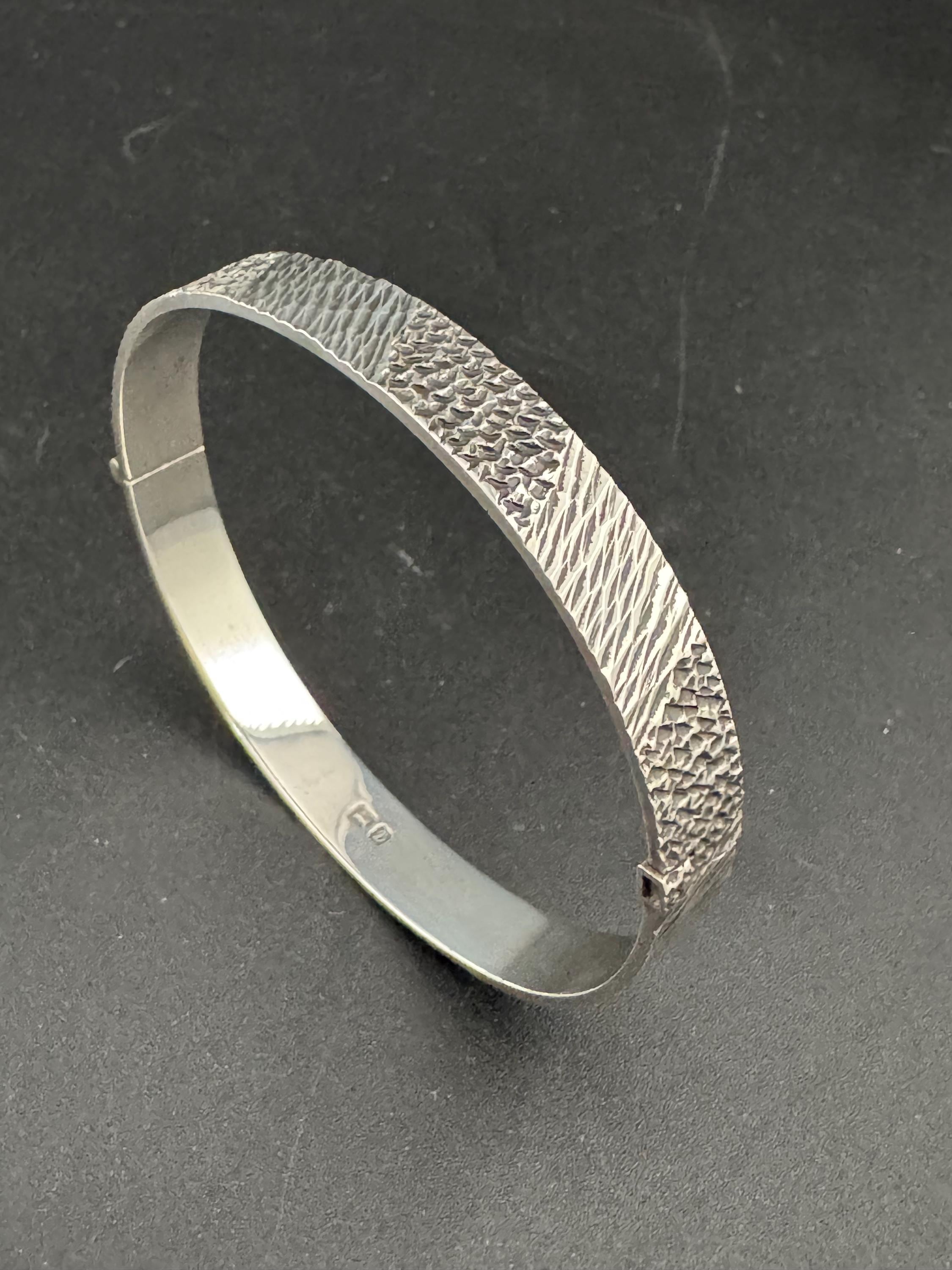Retro 1970s 925 sterling silver textured modernist BARK hinged bangle bracelet vintage 16.8gm 1978