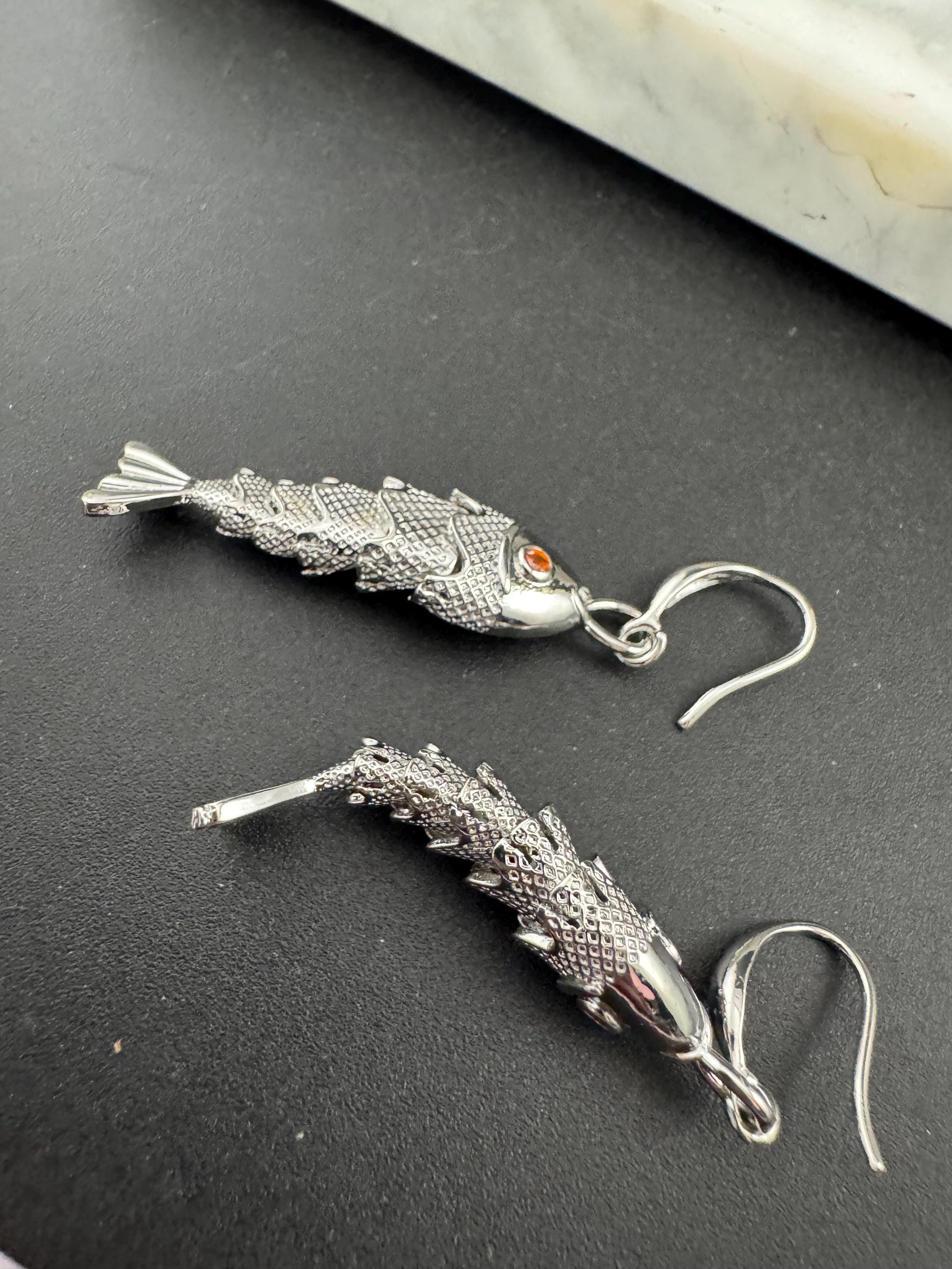 18k GP earwires Nautical silver or gold tone 3D novelty articulated moving fish dangly drop charm earrings for pierced ears