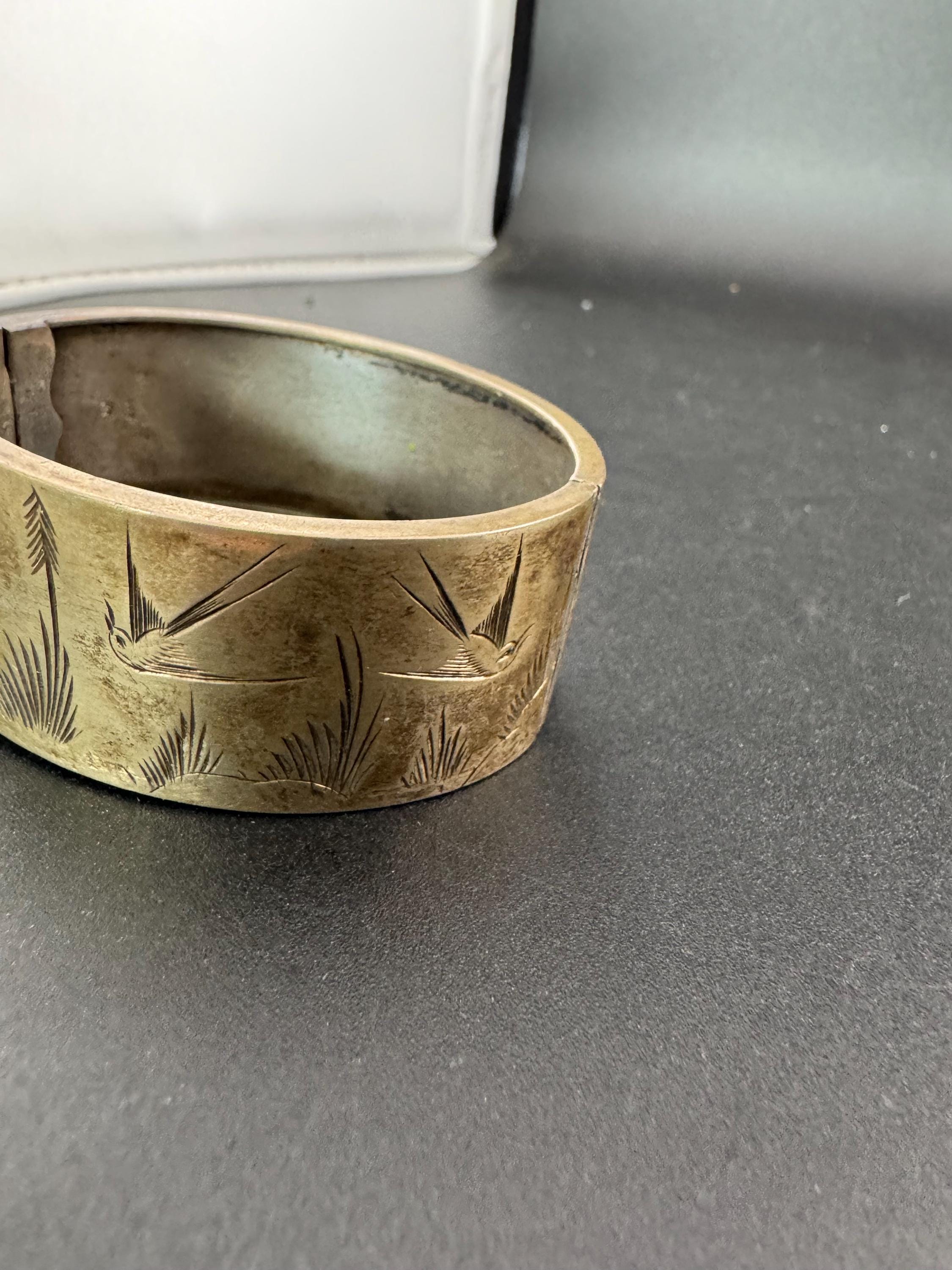 Antique 500 grade silver white metal silver wide clamper Cuff Bangle Bracelet 25 grams aesthetic bird design with safety chain