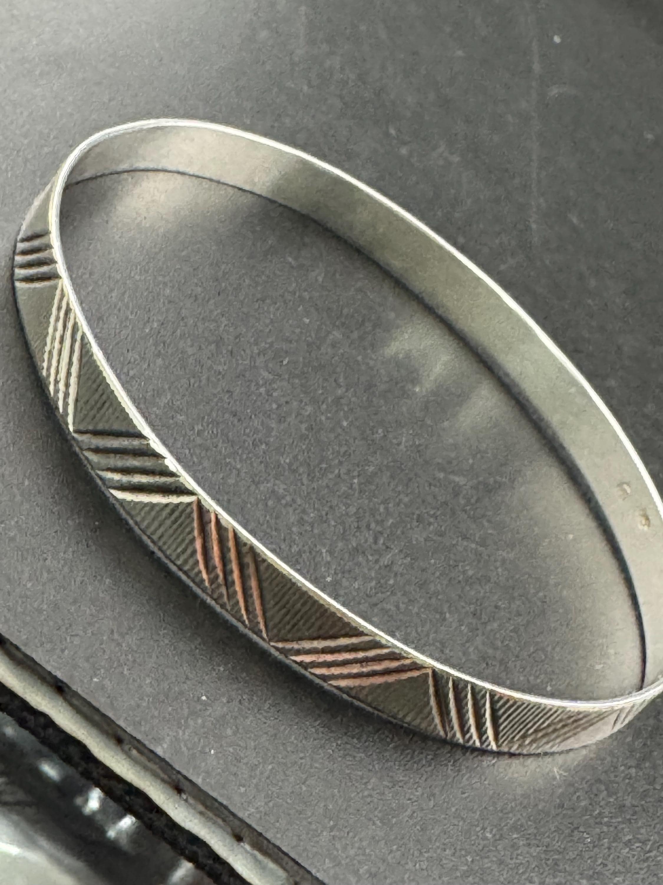 Vintage 1970s cross etched 925 sterling silver 6mm slim thin bangle 8.2 grams 6.5cm inner diameter