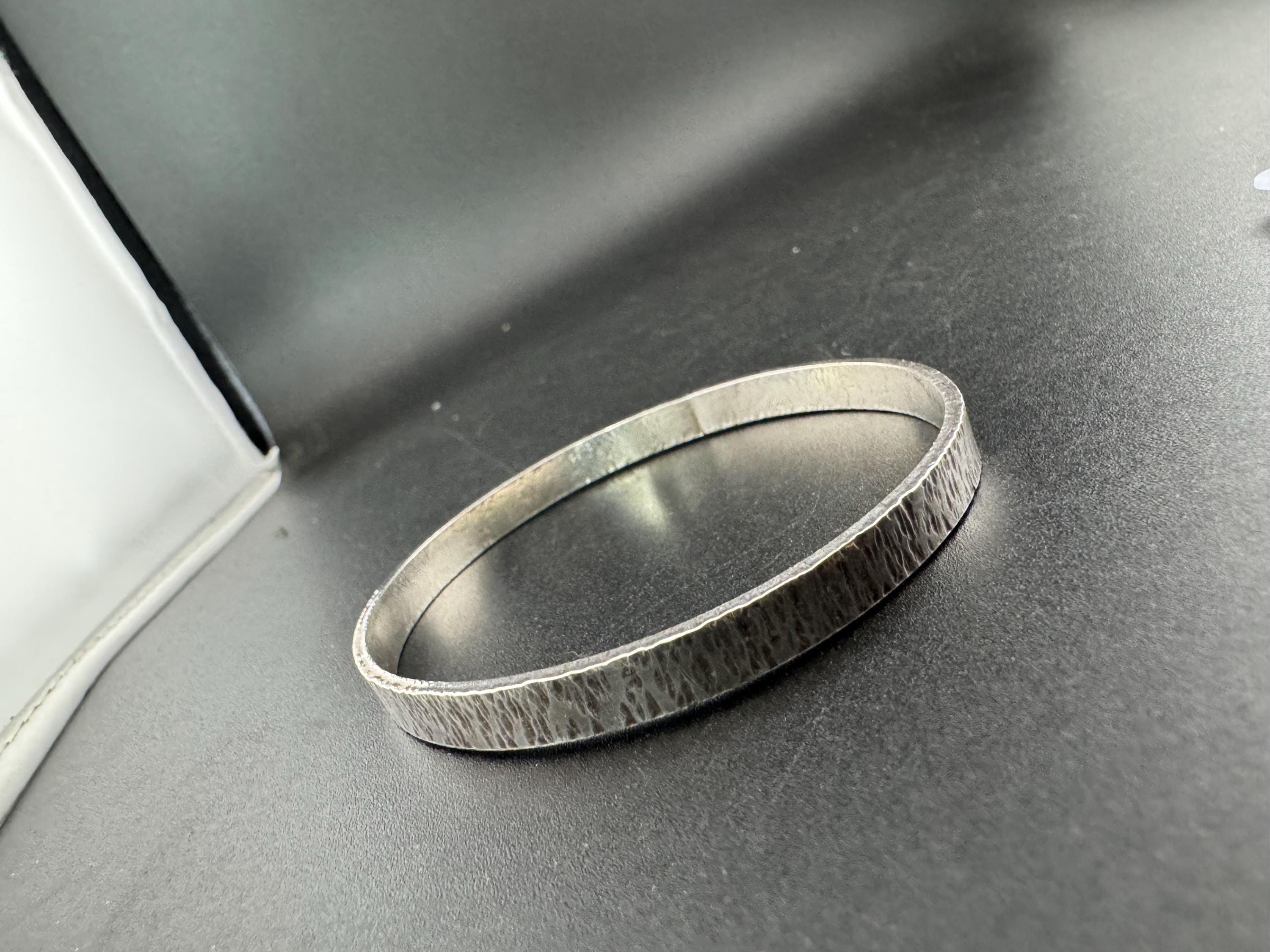 Vintage plain white metal slim thin modernist brutalist bark bangle 22.2 grams 6.5cm inner diameter, handmade acid tested sterling silver