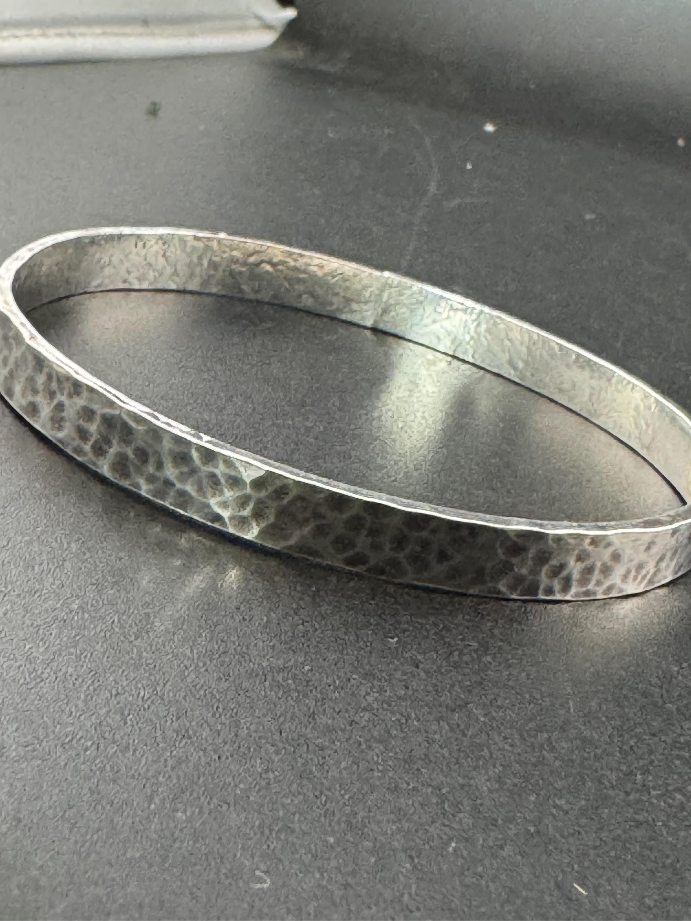 Vintage plain white metal slim thin modernist brutalist planished bangle 22.1 grams 6.5cm inner diameter, handmade acid tested silver