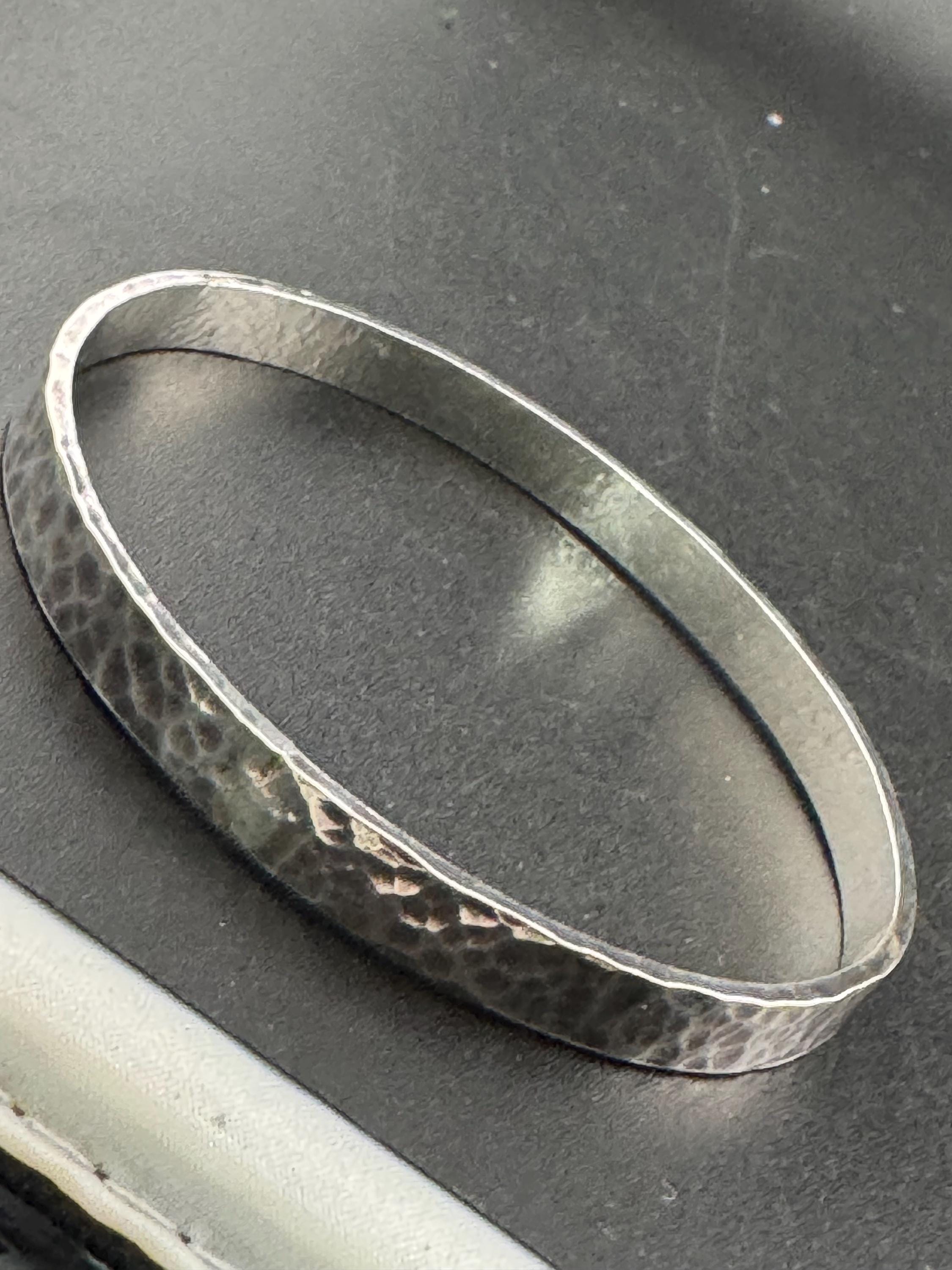 Vintage plain white metal slim thin modernist brutalist planished bangle 22.1 grams 6.5cm inner diameter, handmade acid tested silver