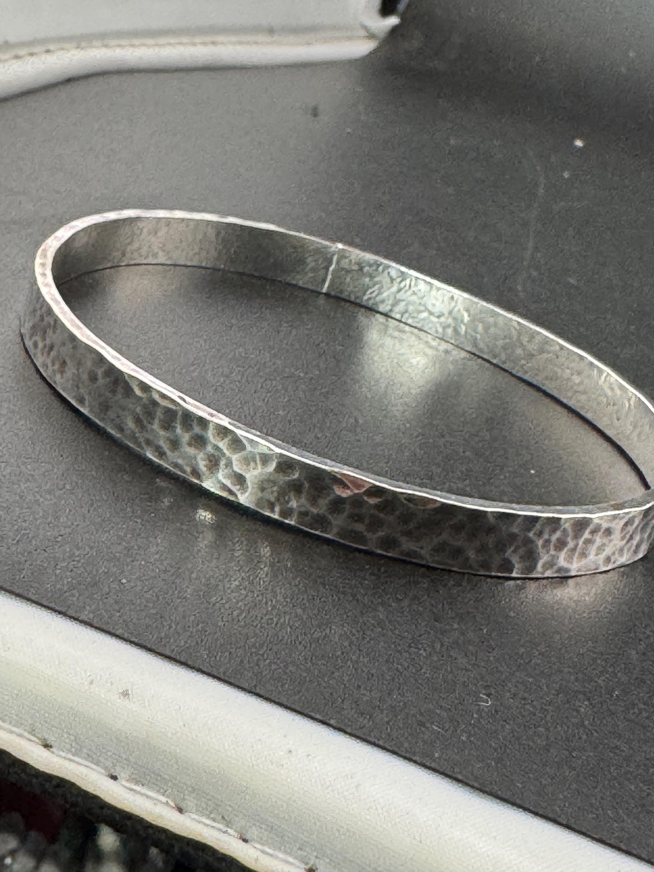 Vintage plain white metal slim thin modernist brutalist planished bangle 22.1 grams 6.5cm inner diameter, handmade acid tested silver