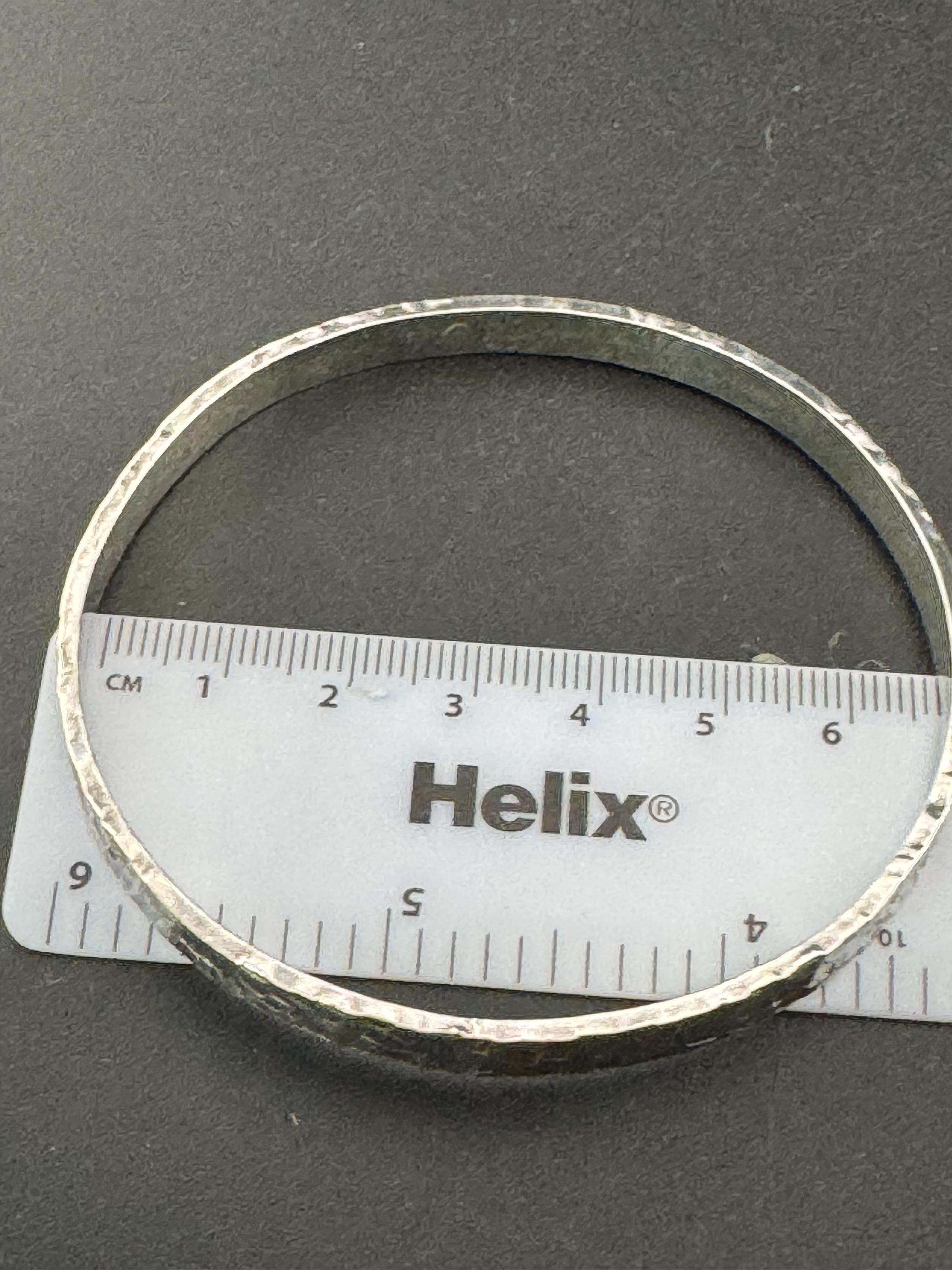 Vintage plain white metal slim thin modernist brutalist planished bangle 22.5 grams 6.7cm inner diameter, handmade acid tested silver