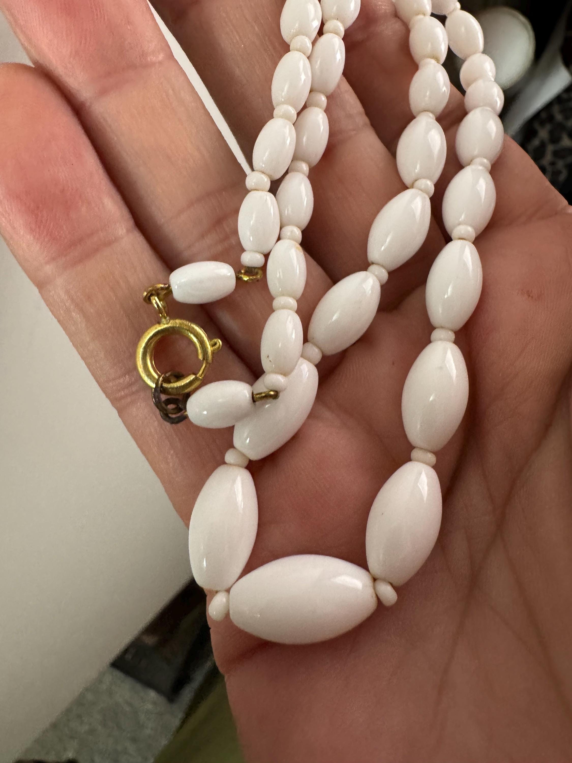 46cm vintage White milk glass beaded necklace