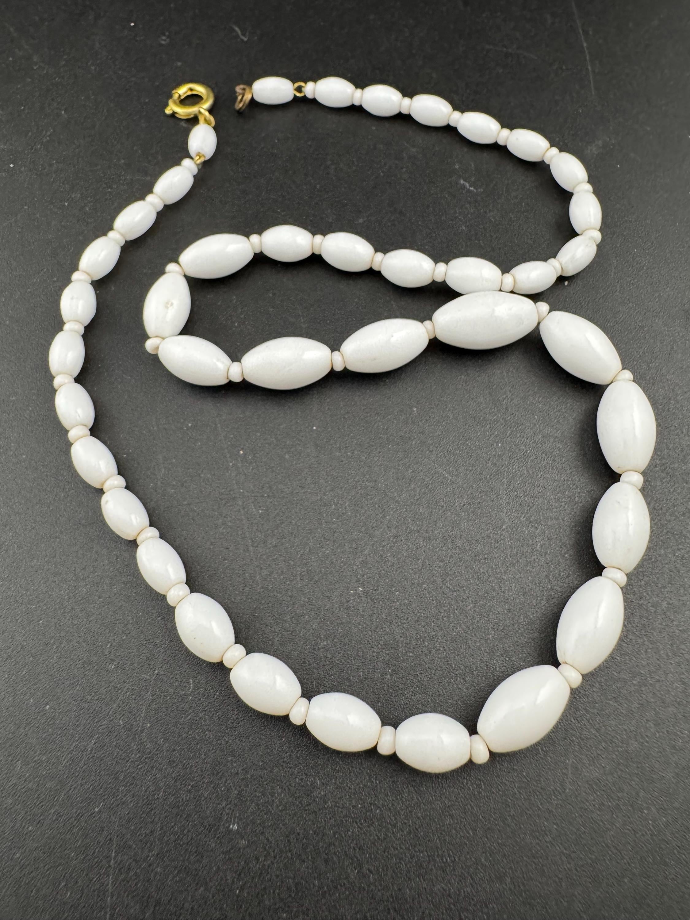 46cm vintage White milk glass beaded necklace