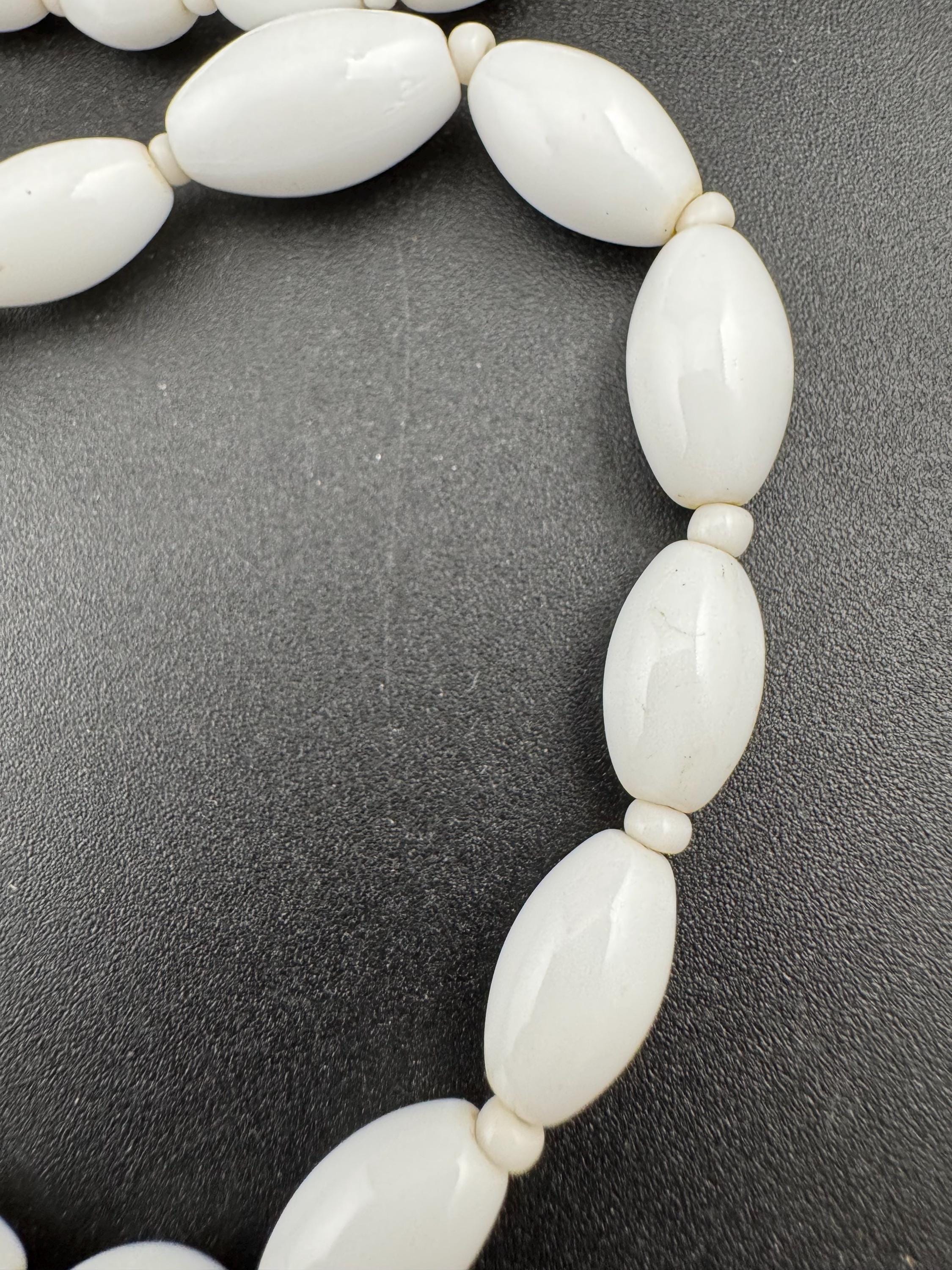 46cm vintage White milk glass beaded necklace