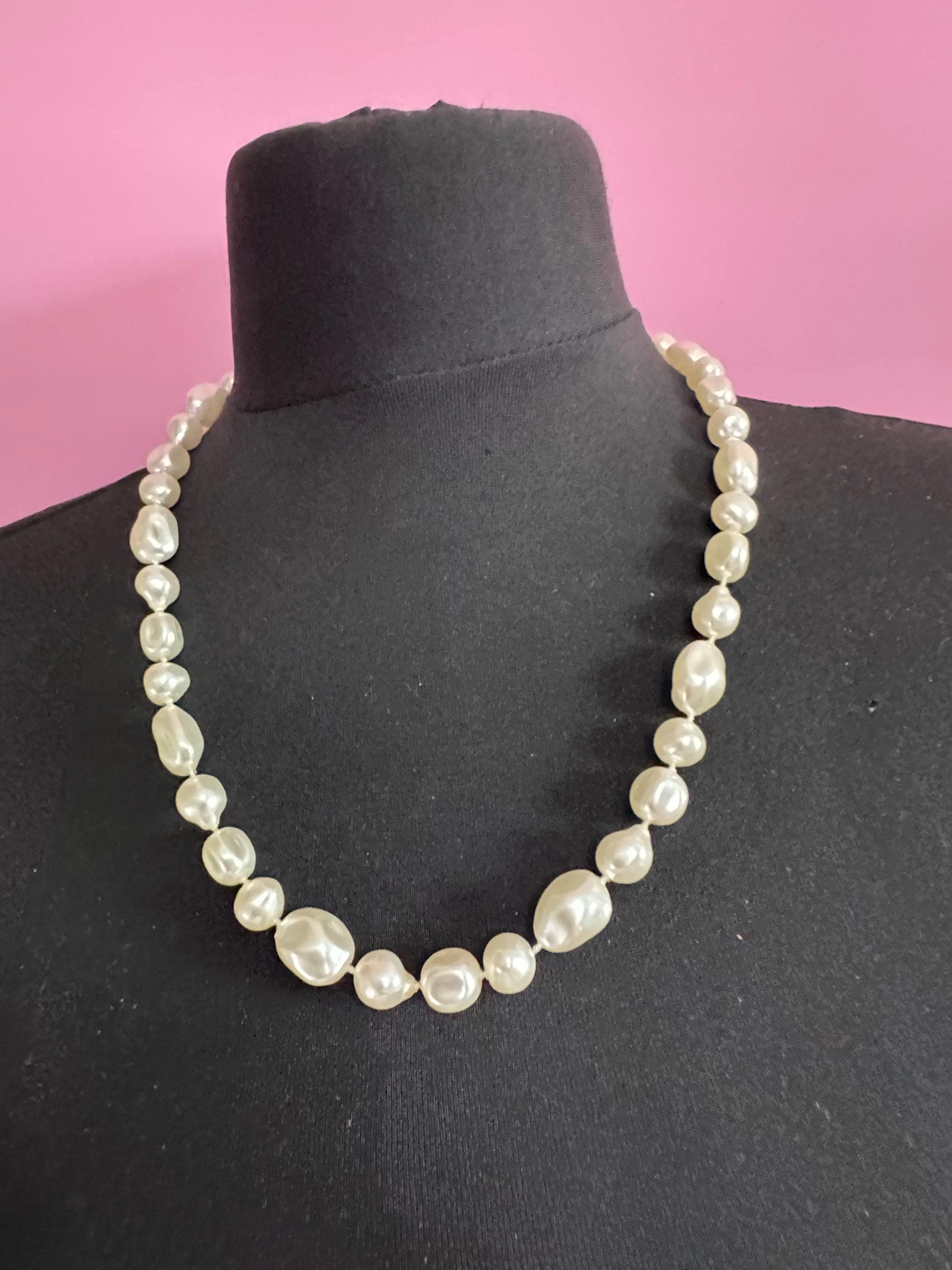vintage white knotted glass pearl necklace modernist silver tone 46cm 8mm beads