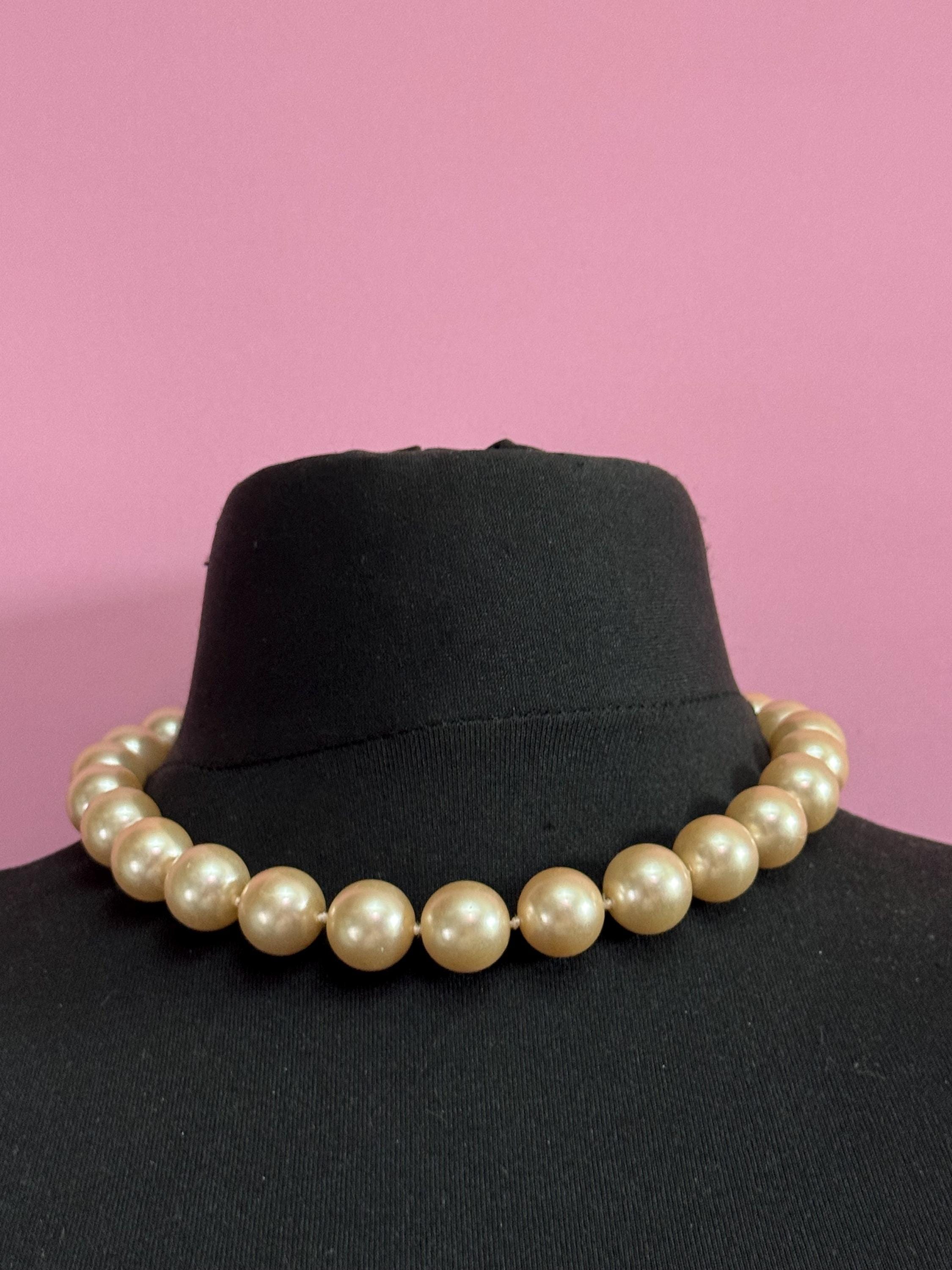 MONET signed chunky pink tone knotted 1.5cm glass pearl short necklace, Vintage 42-47cm single strand, row of pearls silver tone clasp