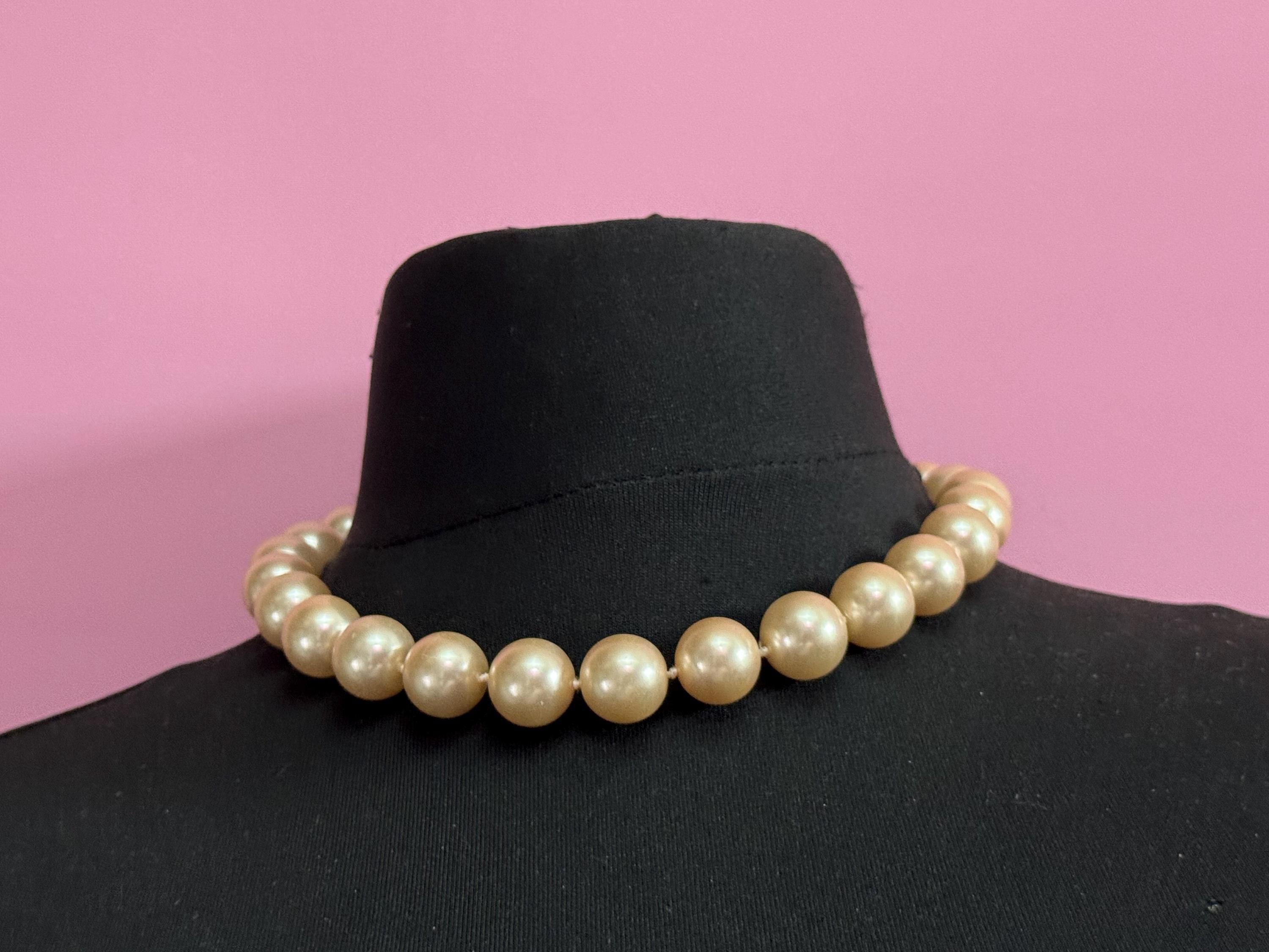 MONET signed chunky pink tone knotted 1.5cm glass pearl short necklace, Vintage 42-47cm single strand, row of pearls silver tone clasp