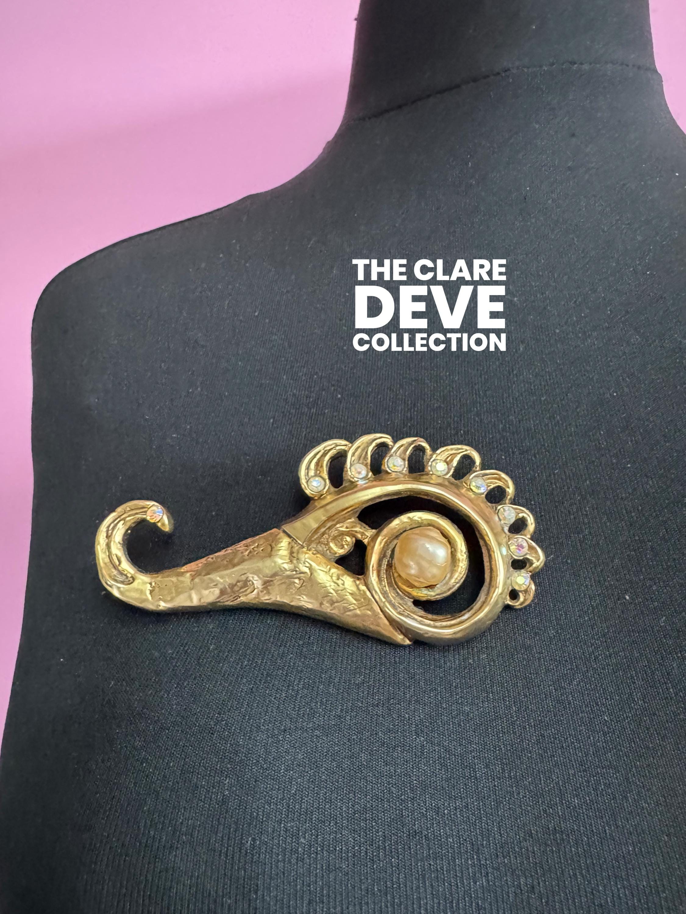 1980s signed Clare Deve huge high end oversized brooch, Paris designer gold resin with an rhinestones