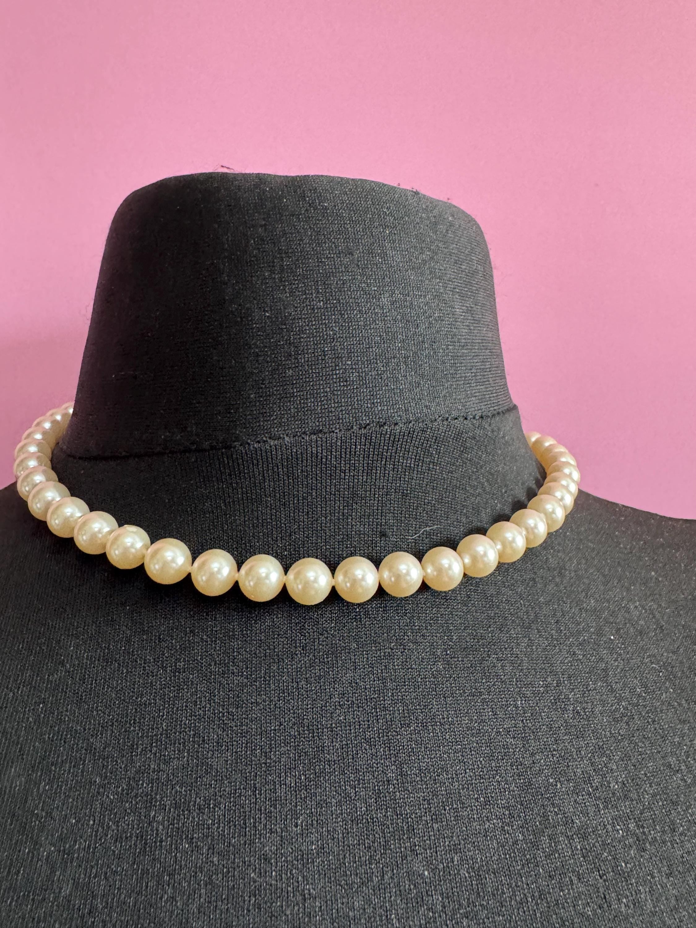 Vintage Classic cream glass pearl collar necklace, individually knotted beads 45cm gold tone lovely condition