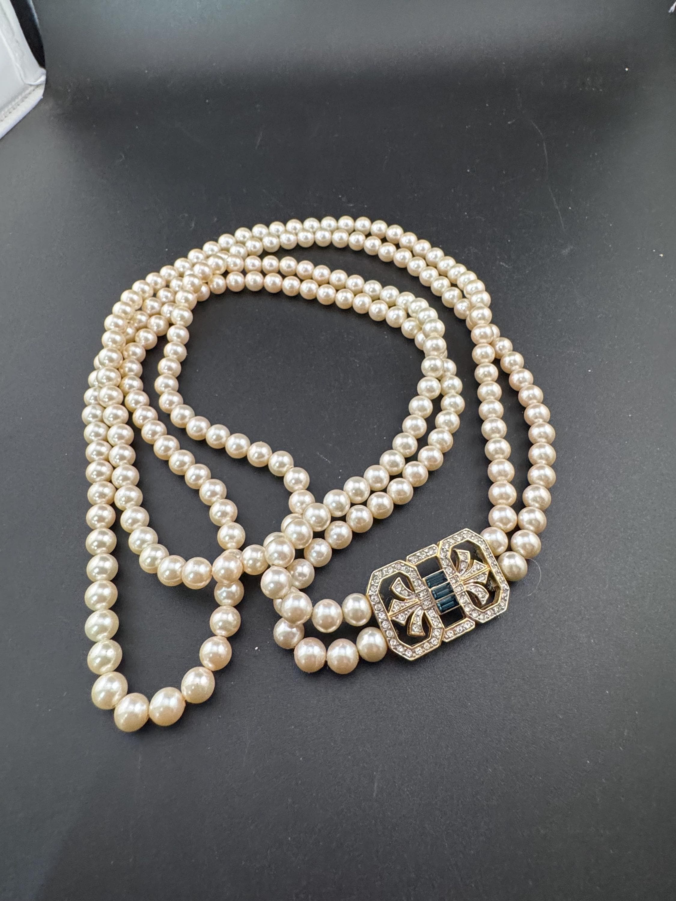 Vintage Cream Glass Pearl Necklace: Gold Tone Sapphire Diamanté Clasp
