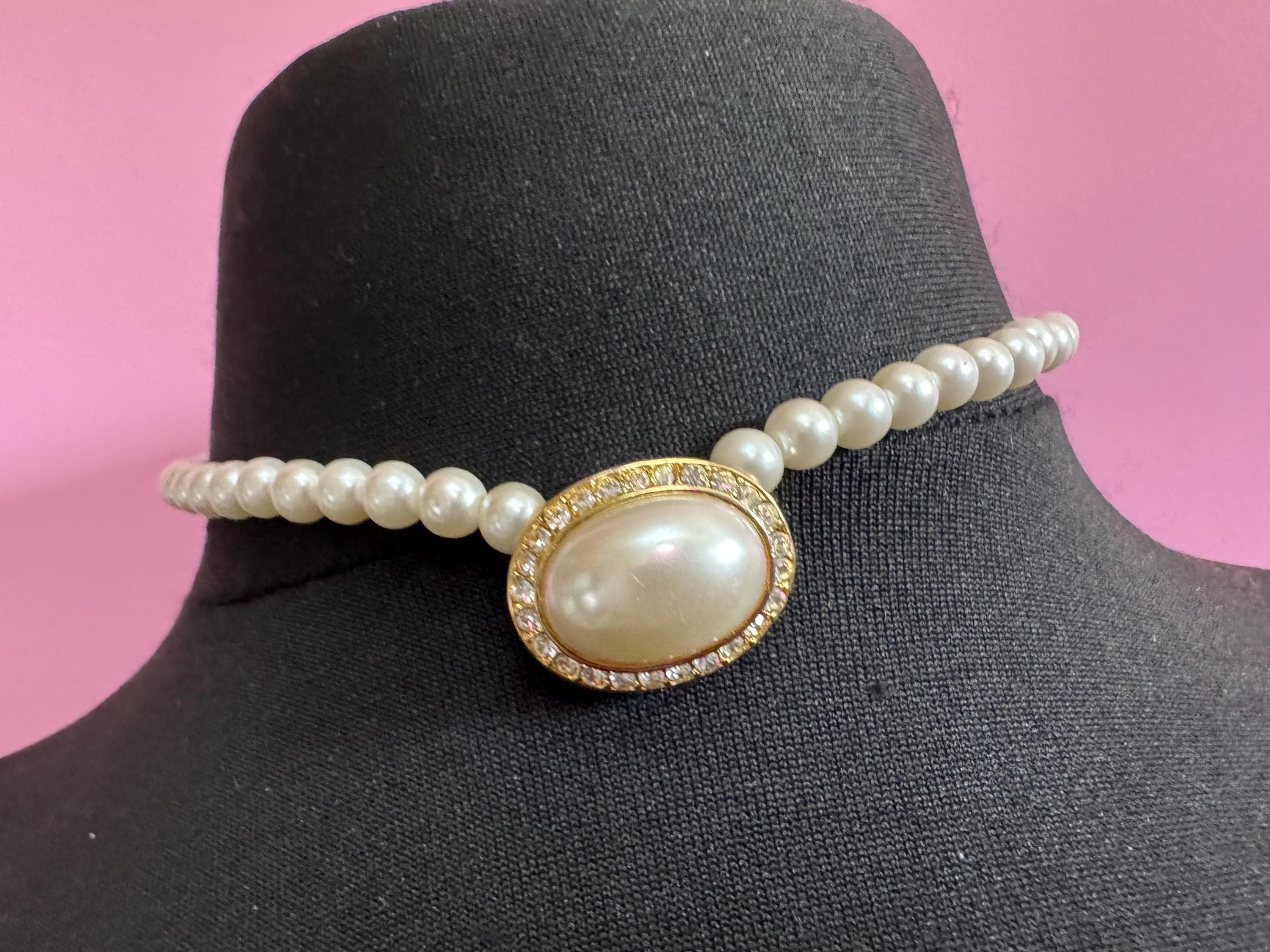 Signed Moi Ree lightweight faux pearl beaded cabochon choker necklace with clear diamanté 41-46cm