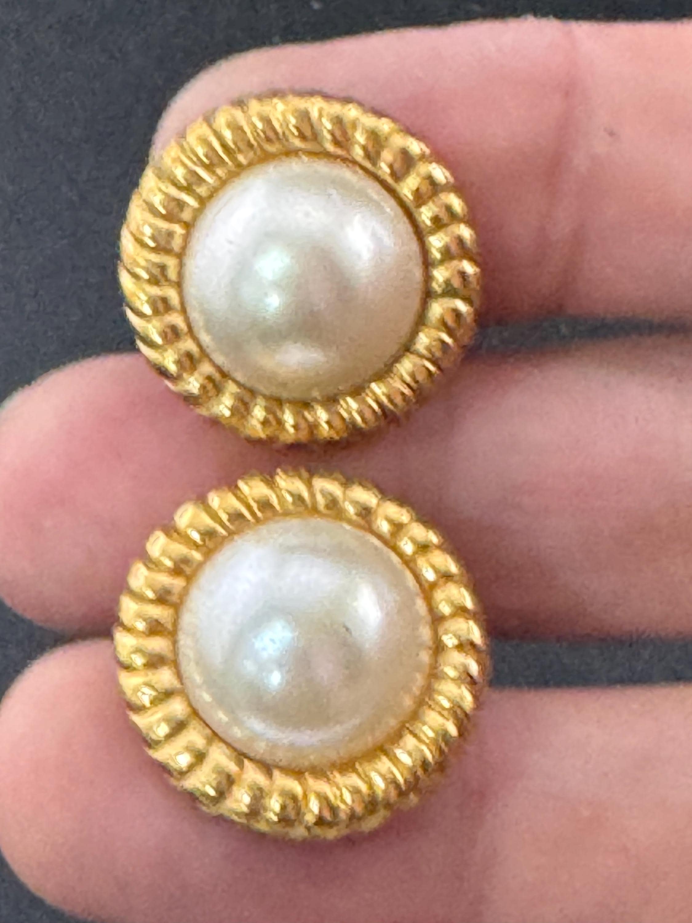 Vintage gold tone rope twist surround with modernist white faux pearl cabochon 2.2cm stud earrings for pierced ears