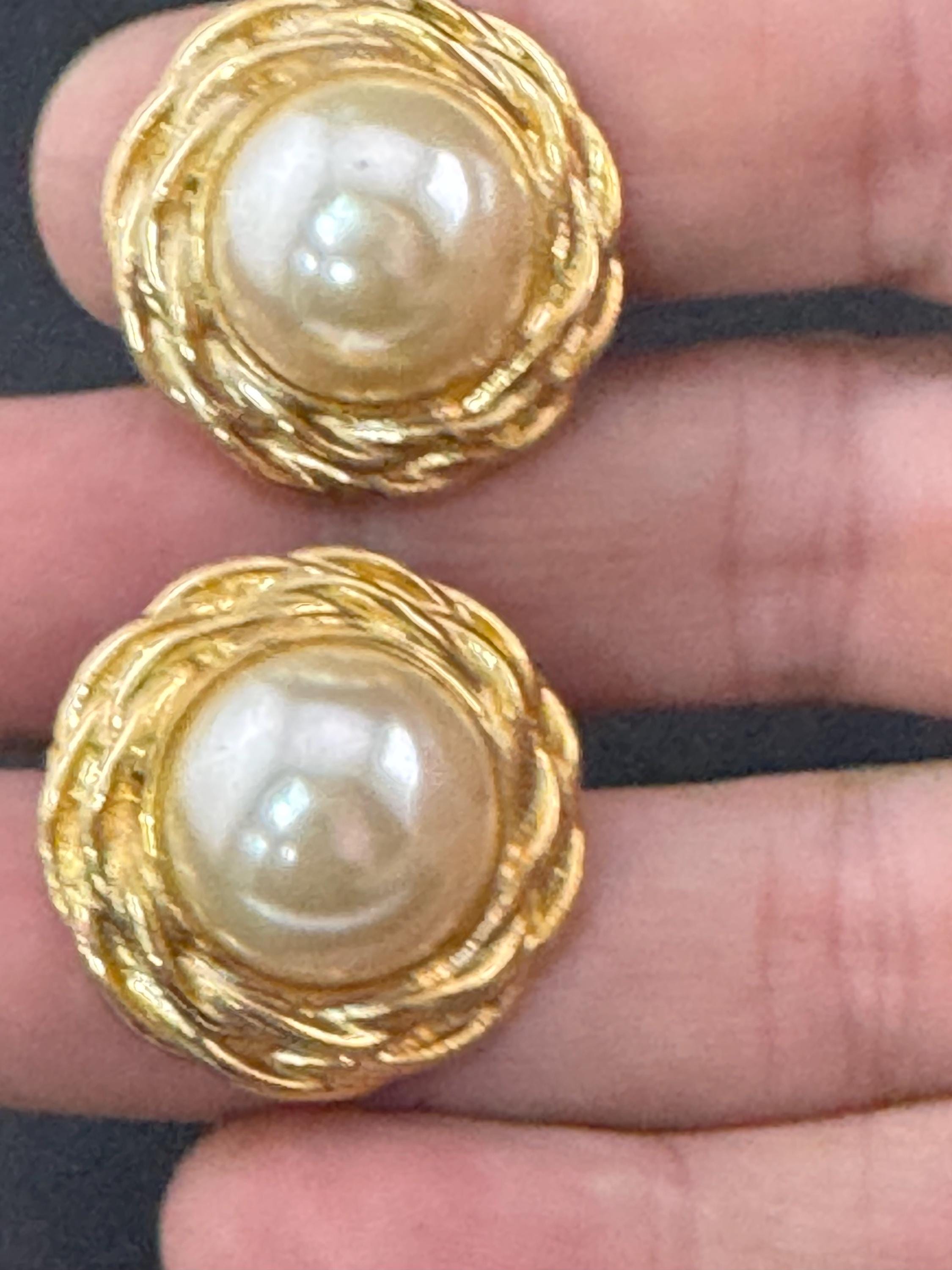 Vintage gold tone rope twist surround with modernist white faux pearl cabochon 2.5cm stud earrings for pierced ears