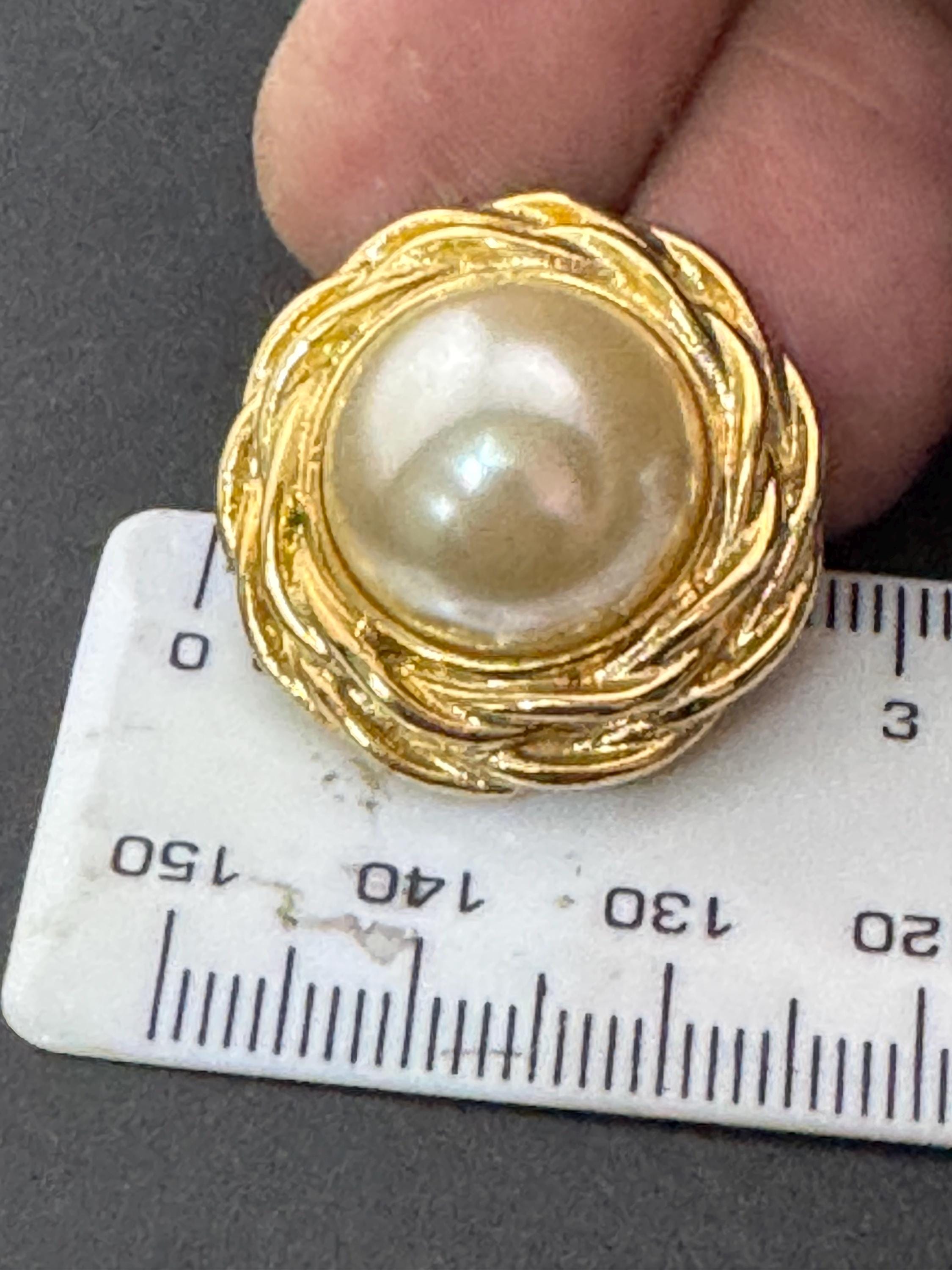 Vintage gold tone rope twist surround with modernist white faux pearl cabochon 2.5cm stud earrings for pierced ears