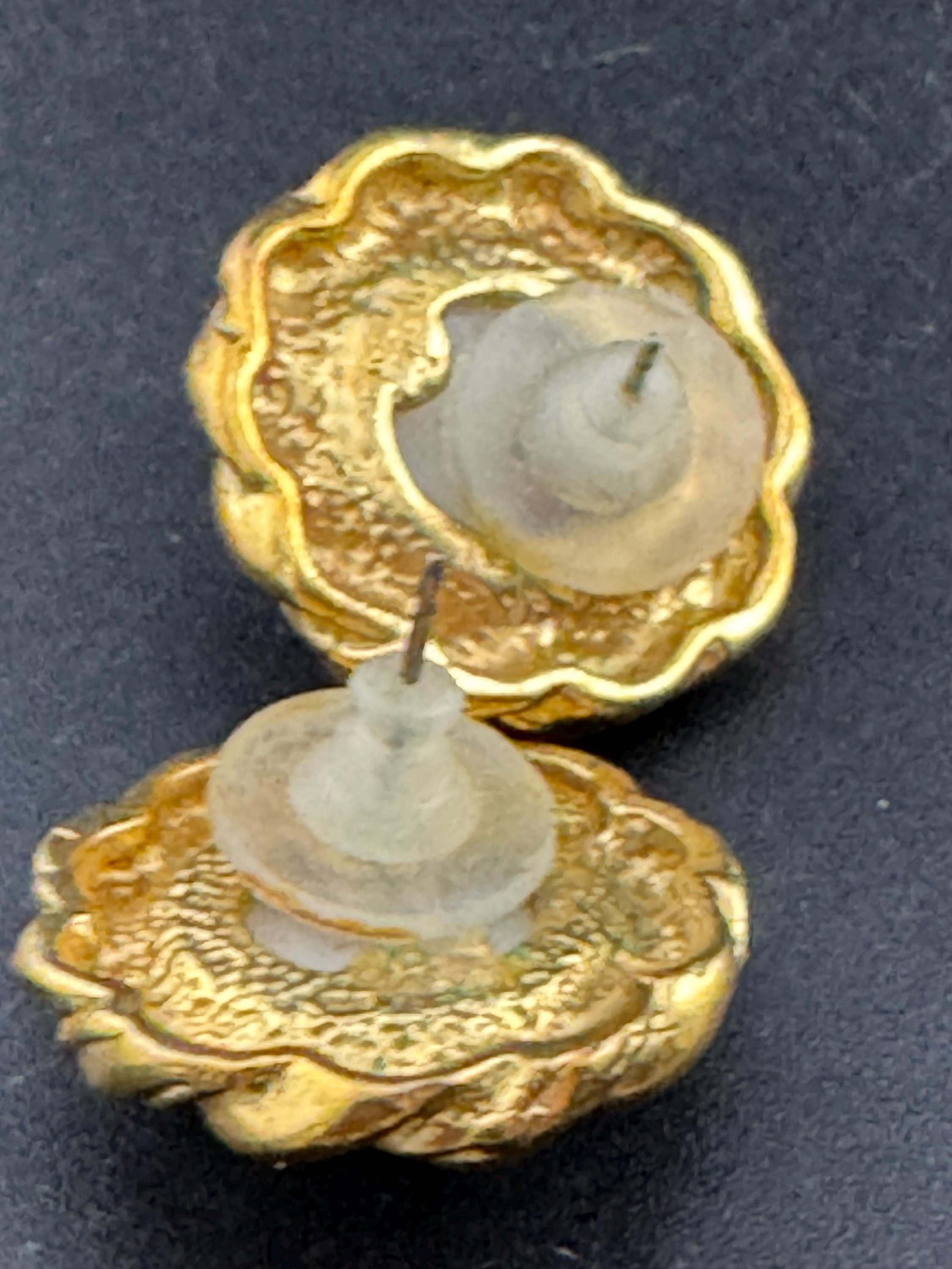 Vintage gold tone rope twist surround with modernist white faux pearl cabochon 2.5cm stud earrings for pierced ears