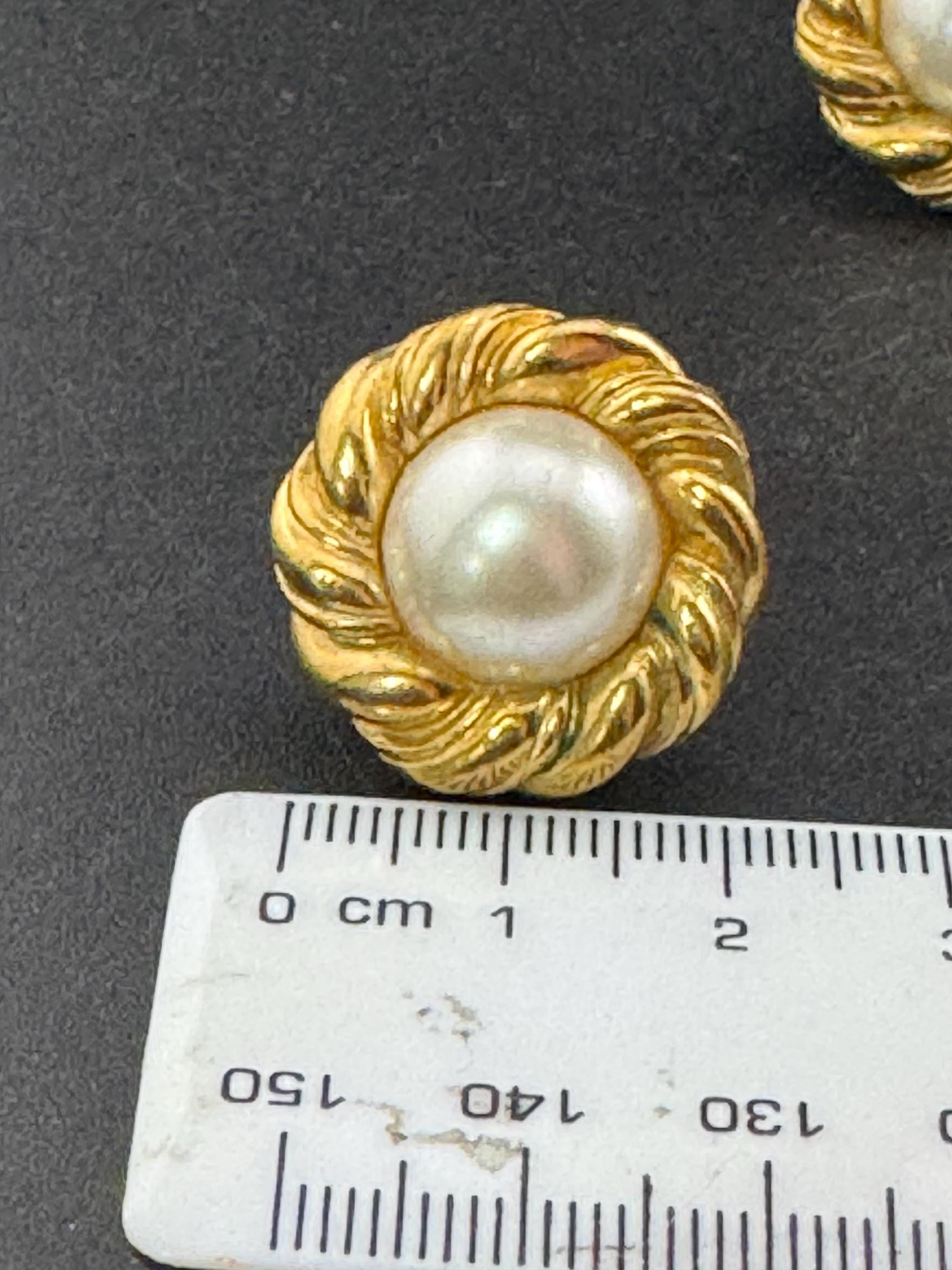 Vintage gold tone rope twist surround with modernist white faux pearl cabochon 2.5cm stud earrings for pierced ears