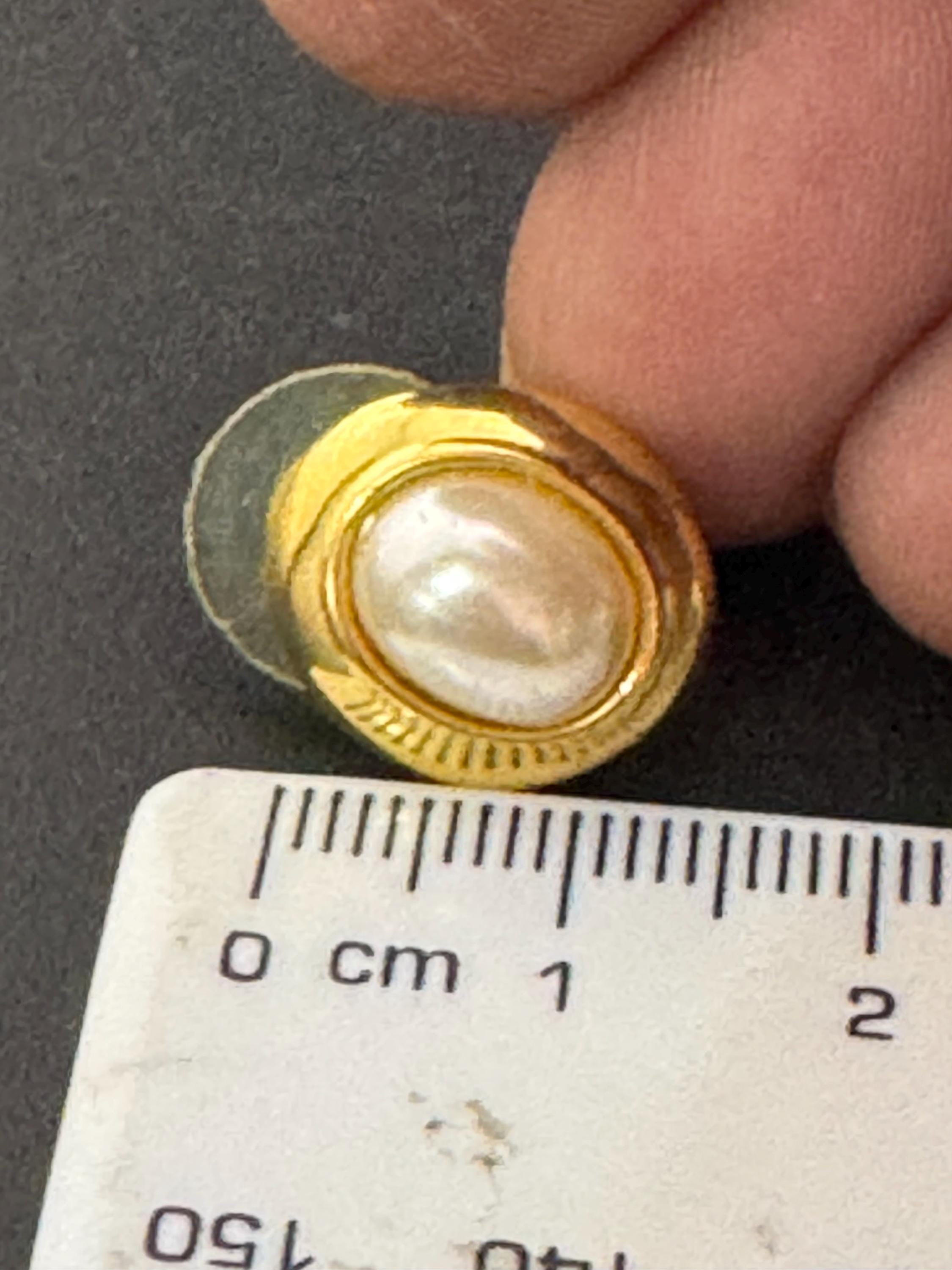 Vintage small dainty oval gold tone surround with modernist white faux pearl cabochon 1.5cm stud earrings for pierced ears