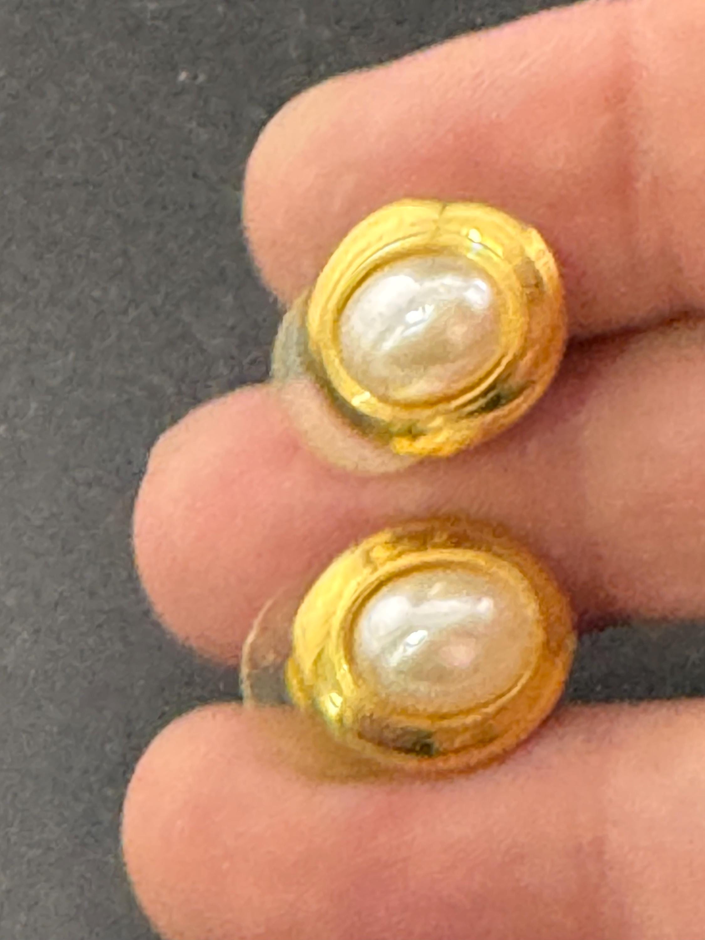 Vintage small dainty oval gold tone surround with modernist white faux pearl cabochon 1.5cm stud earrings for pierced ears