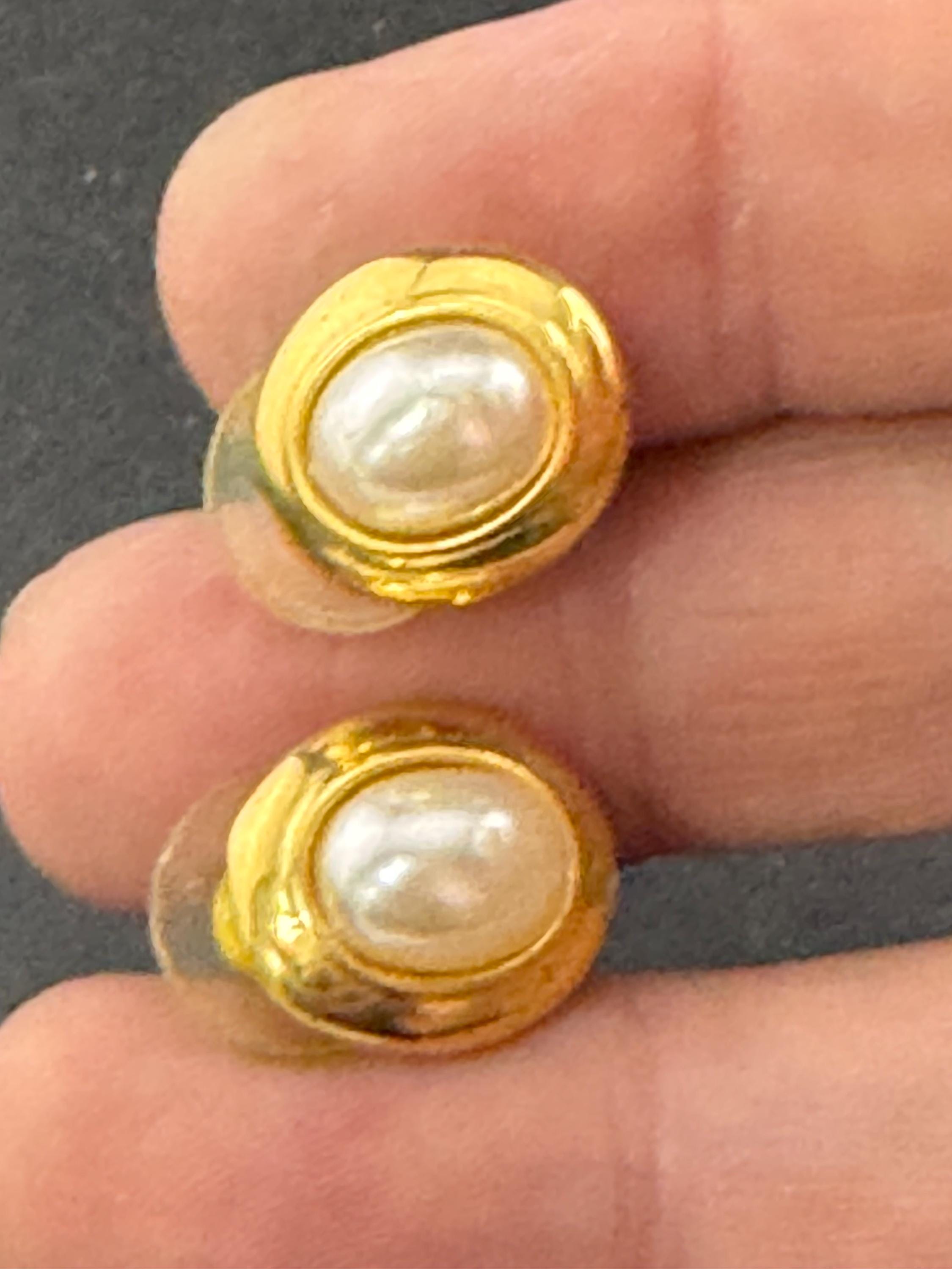 Vintage small dainty oval gold tone surround with modernist white faux pearl cabochon 1.5cm stud earrings for pierced ears