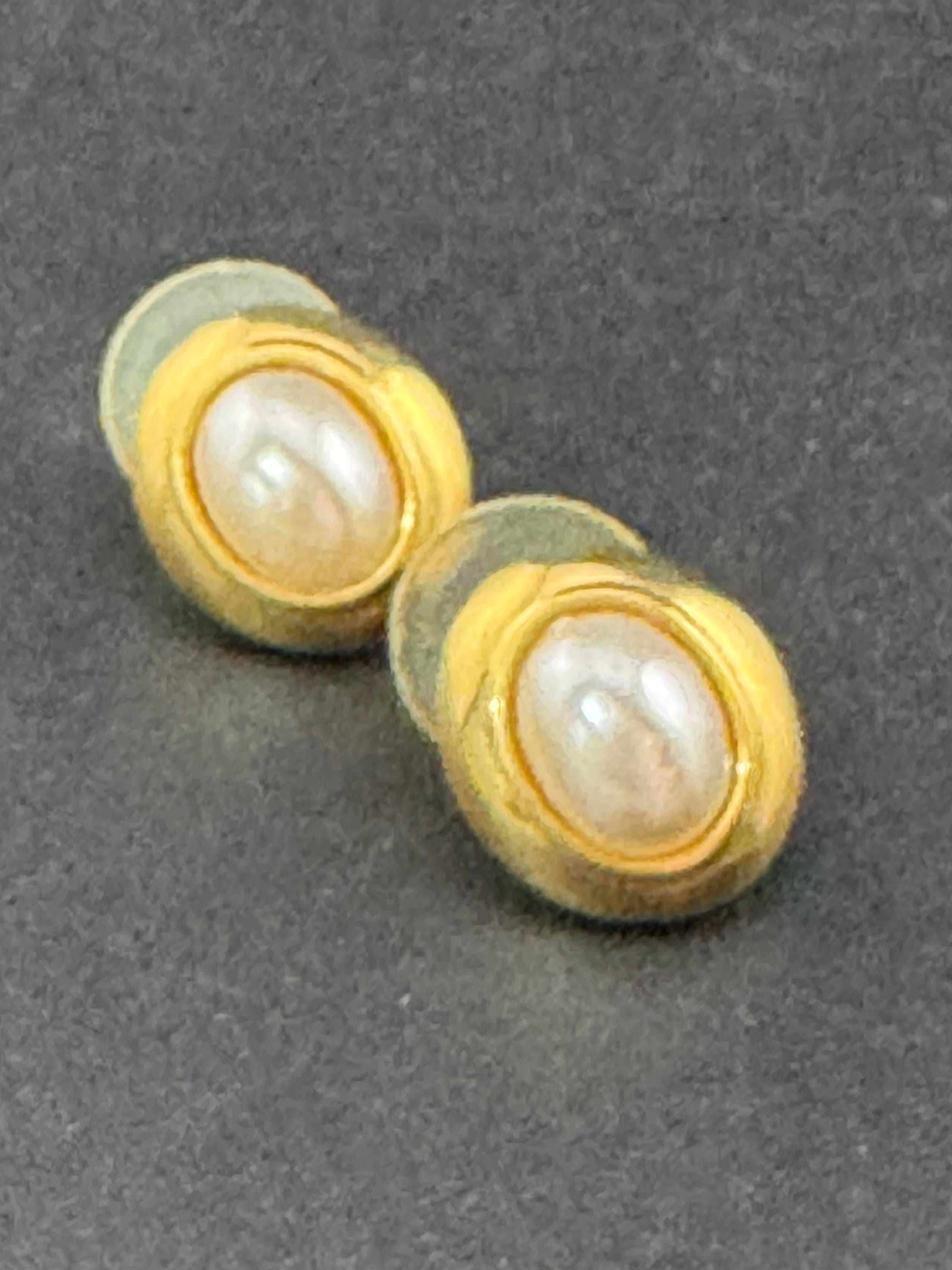 Vintage small dainty oval gold tone surround with modernist white faux pearl cabochon 1.5cm stud earrings for pierced ears