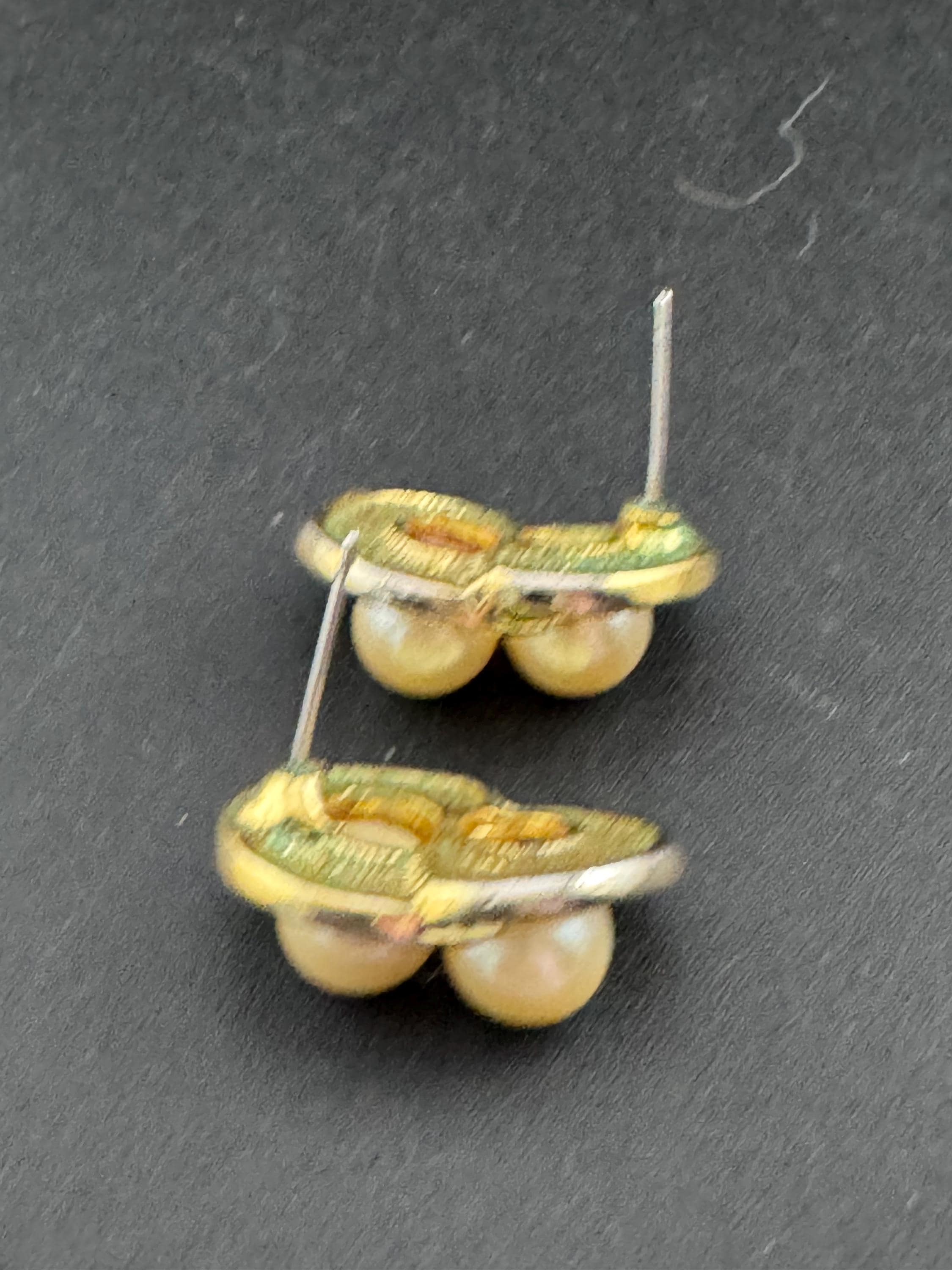 Vintage classic rope edge gold tone surround with double white faux pearl cabochons 2cm stud earrings for pierced ears