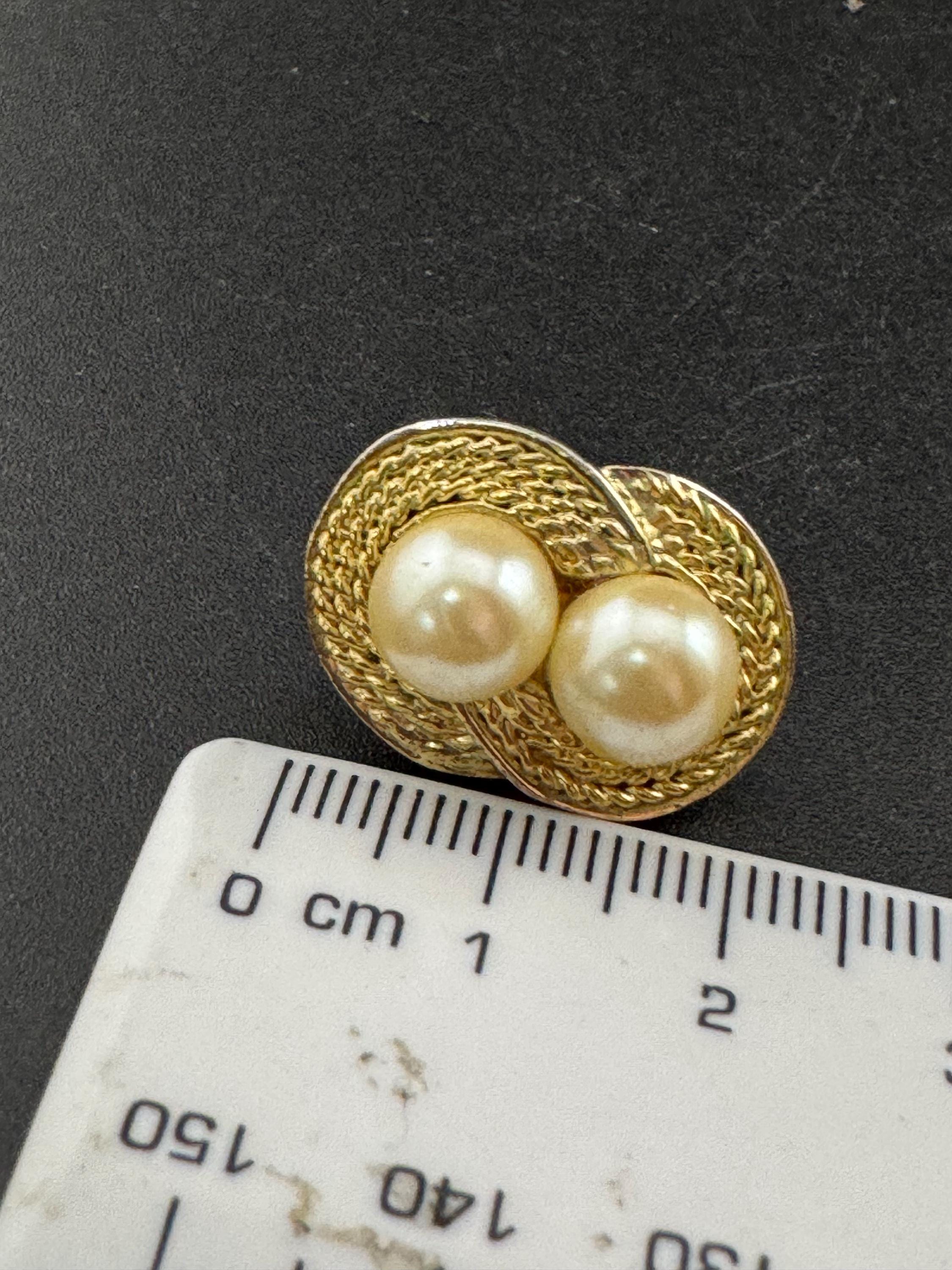 Vintage classic rope edge gold tone surround with double white faux pearl cabochons 2cm stud earrings for pierced ears