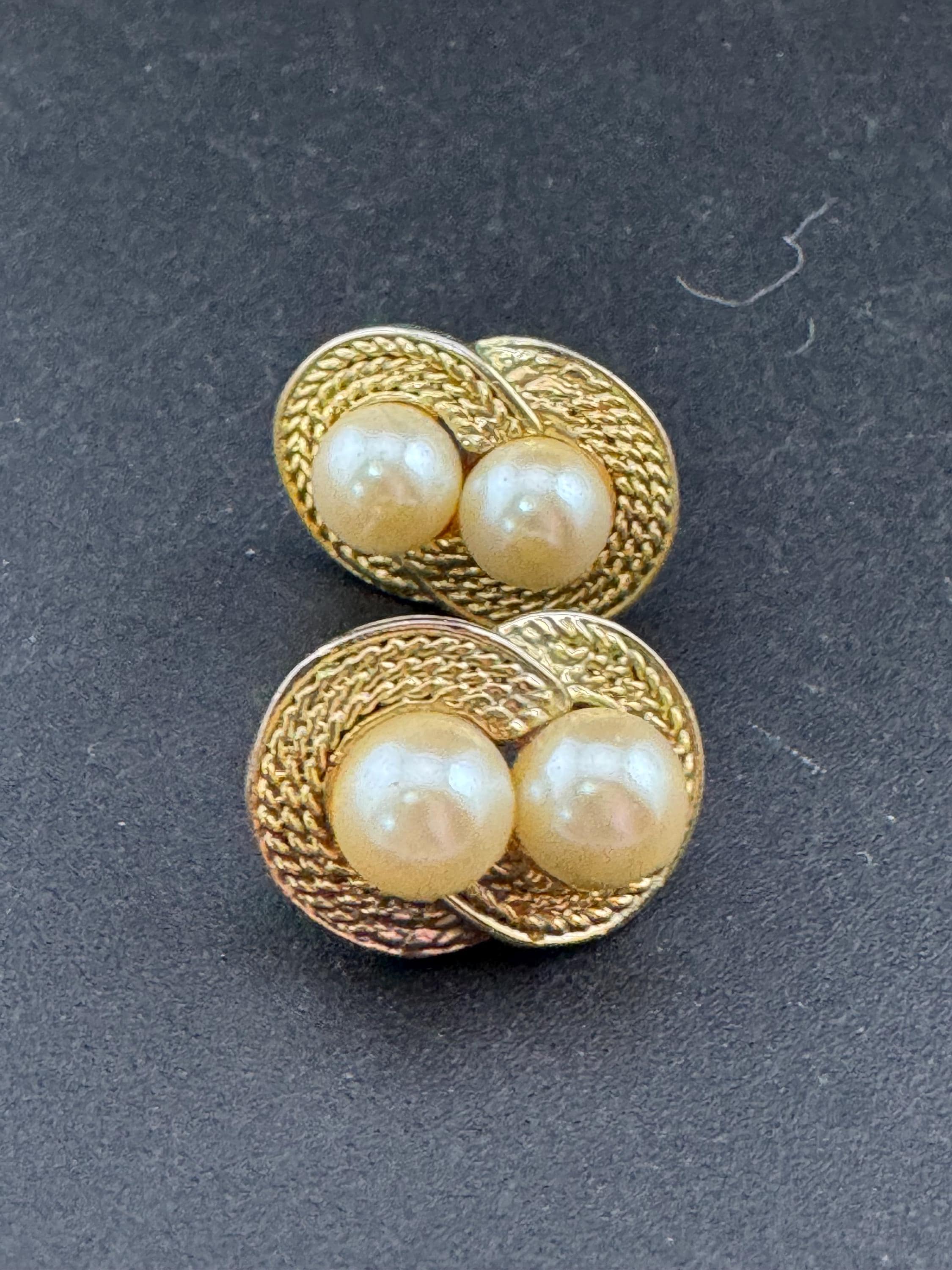 Vintage classic rope edge gold tone surround with double white faux pearl cabochons 2cm stud earrings for pierced ears
