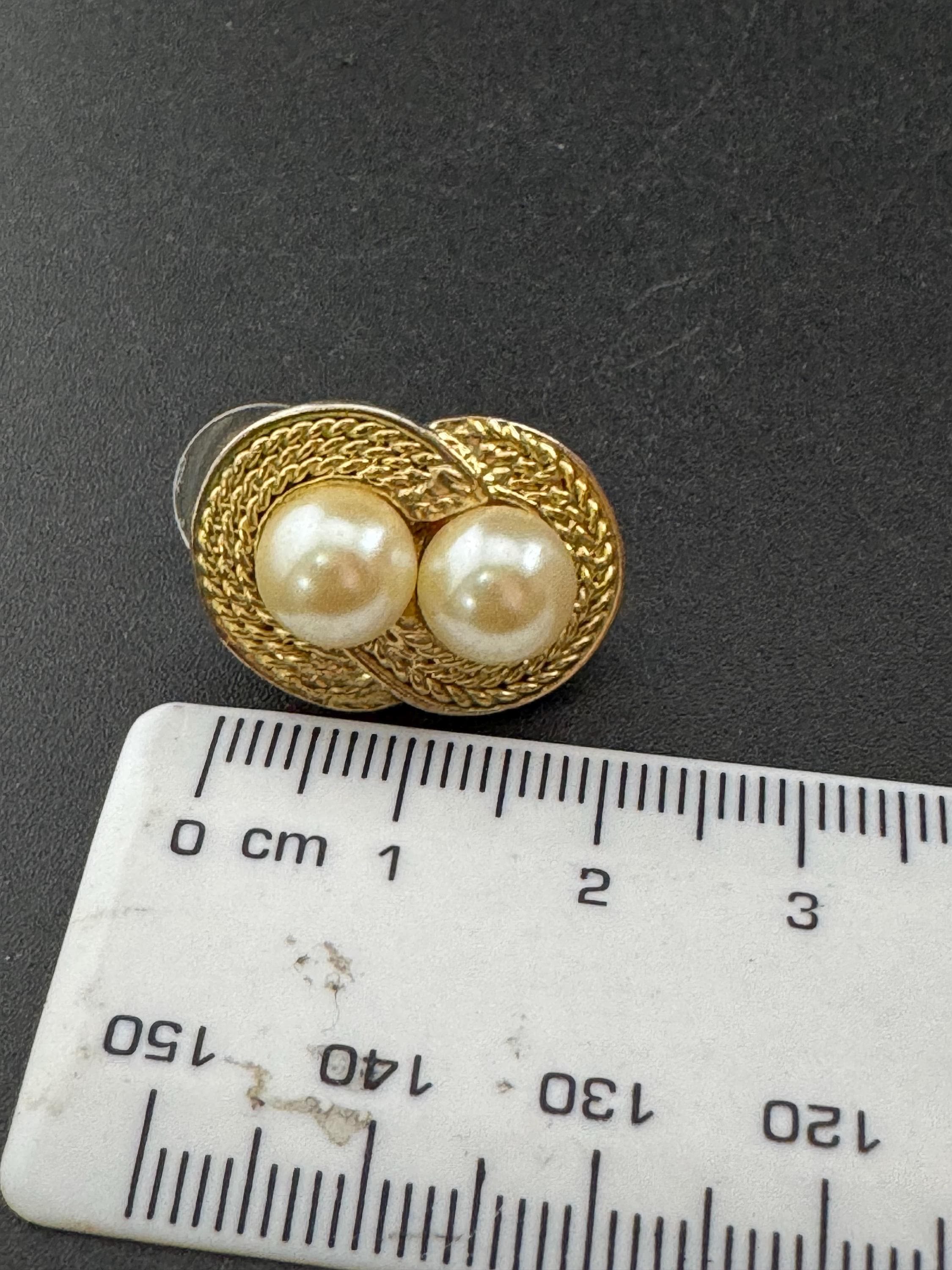 Vintage classic rope edge gold tone surround with double white faux pearl cabochons 2cm stud earrings for pierced ears
